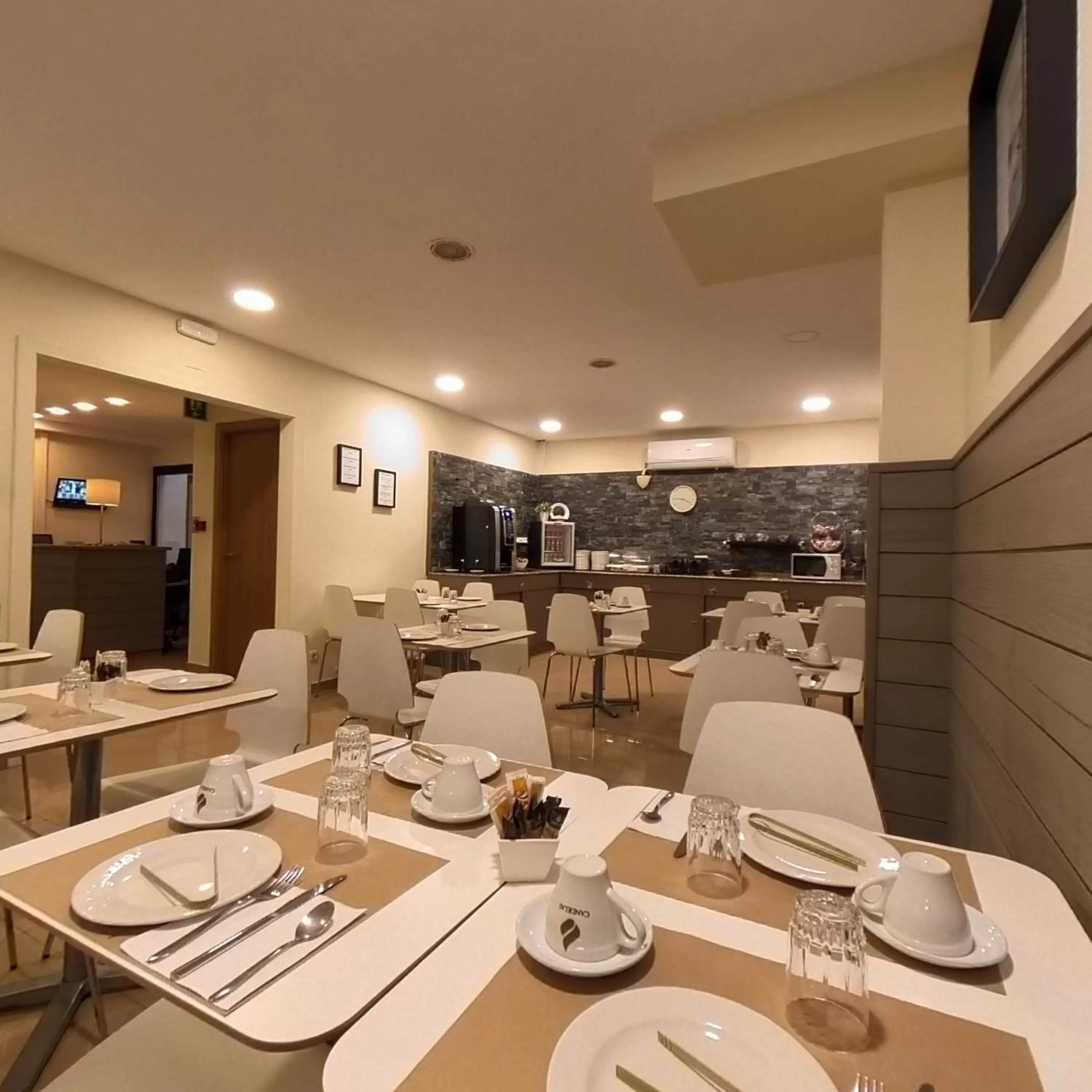 Restaurant/places to eat in Hotel Marfany