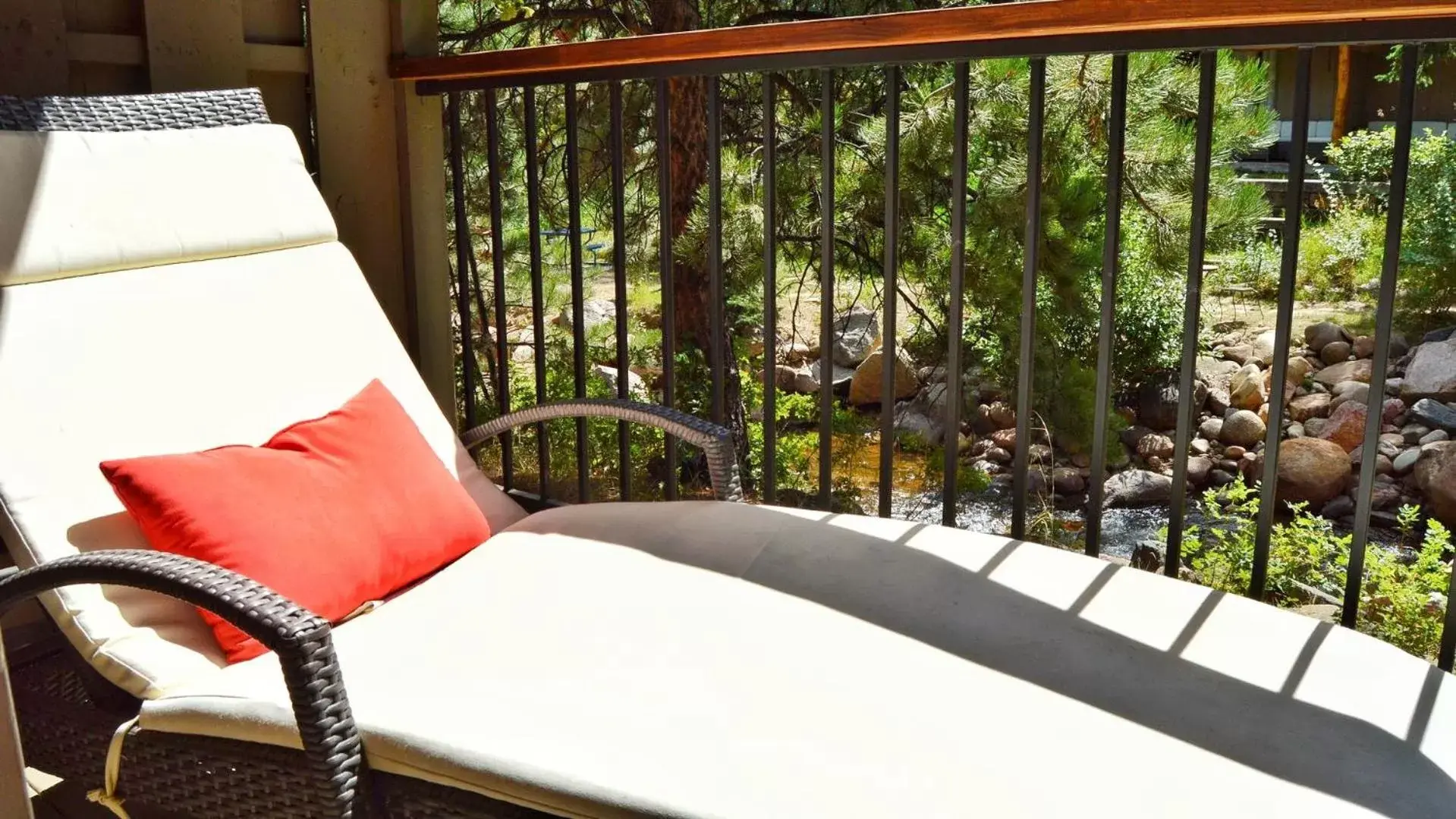 Day, Balcony/Terrace in The Inn on Fall River & Fall River Cabins