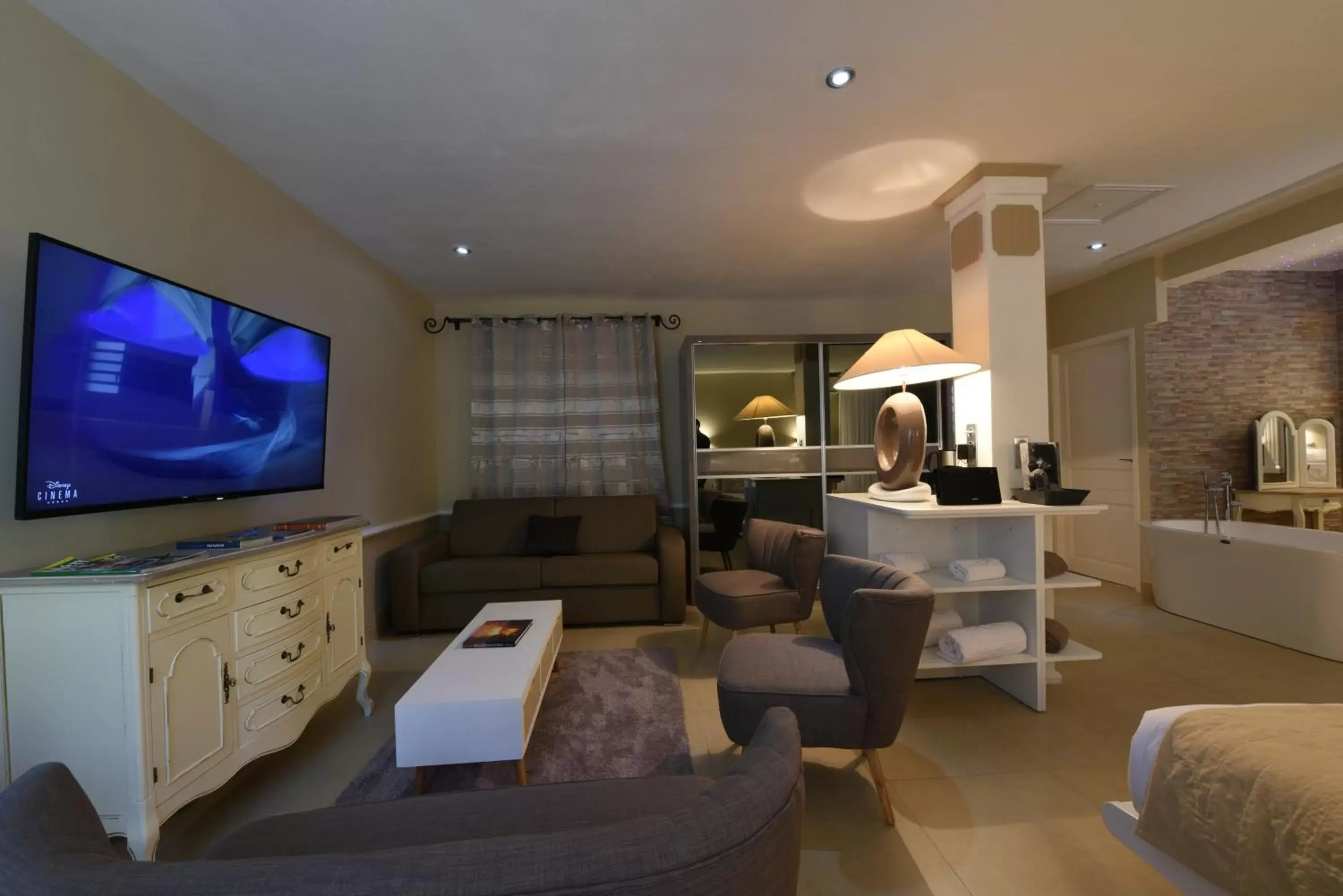 TV and multimedia, Seating Area in Hotel Le Cilaos