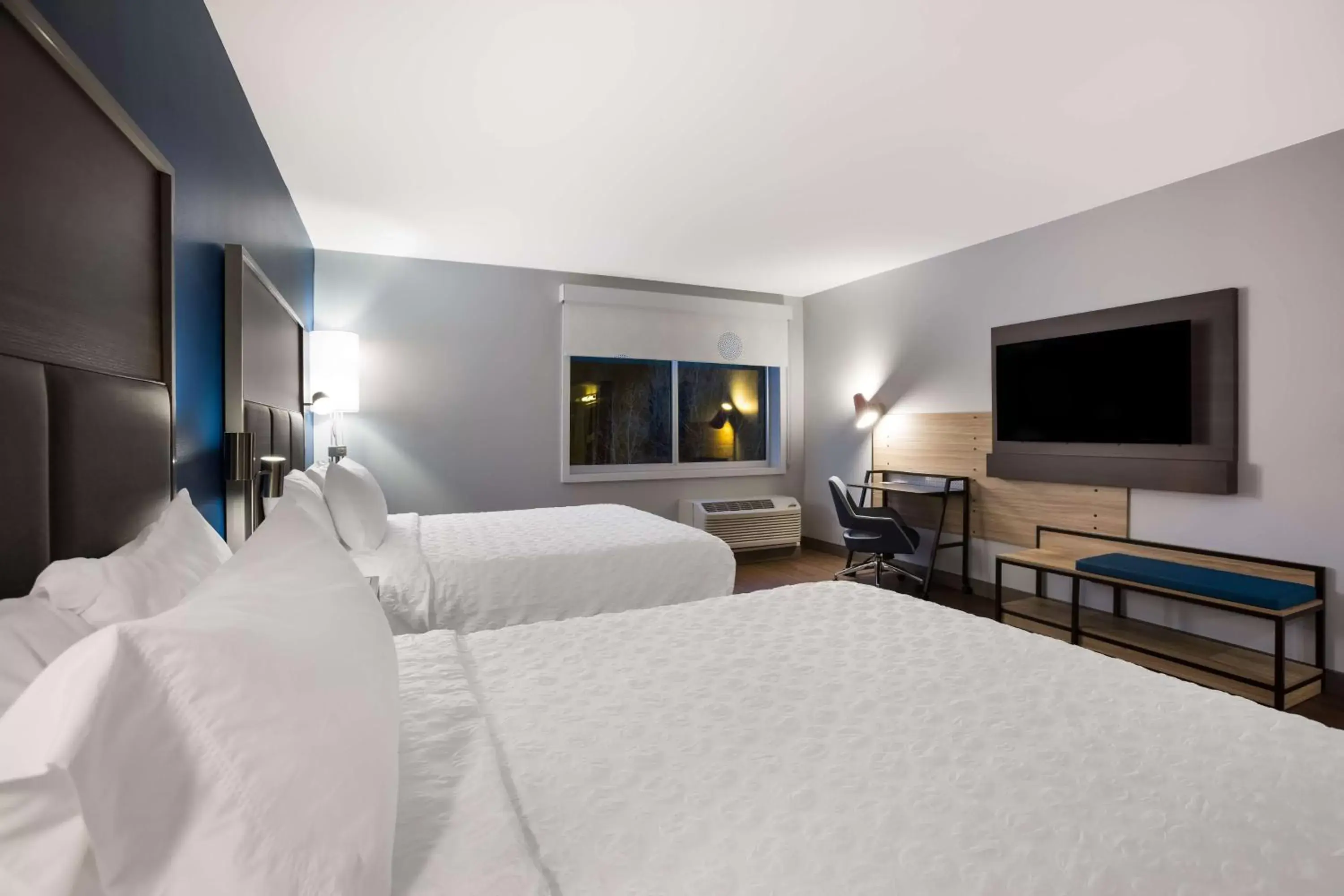 Bedroom, TV/Entertainment Center in Tru By Hilton Traverse City