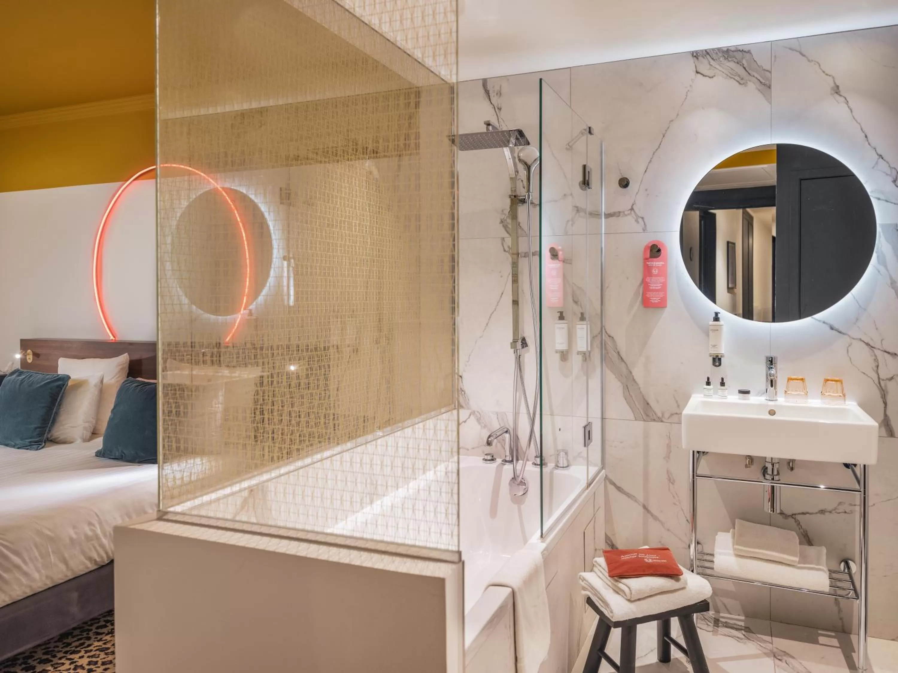 Bathroom, Bed in Seven Hotel Paris