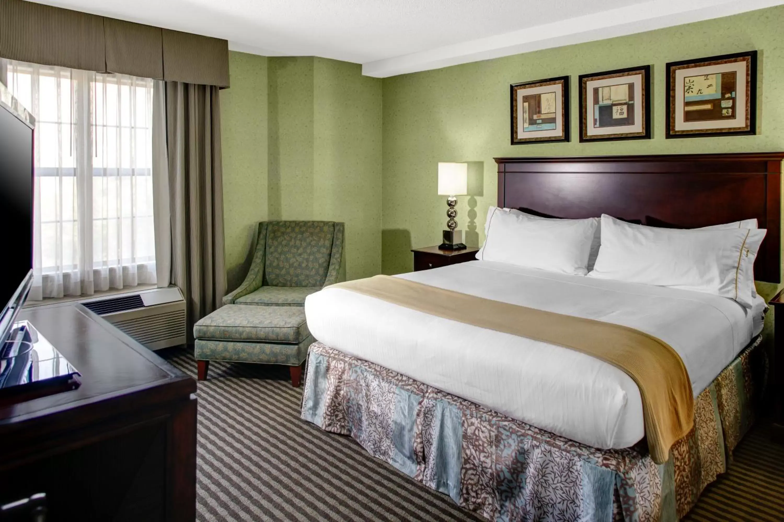 Photo of the whole room, Bed in Holiday Inn Express Hotel & Suites Atlanta Buckhead, an IHG Hotel