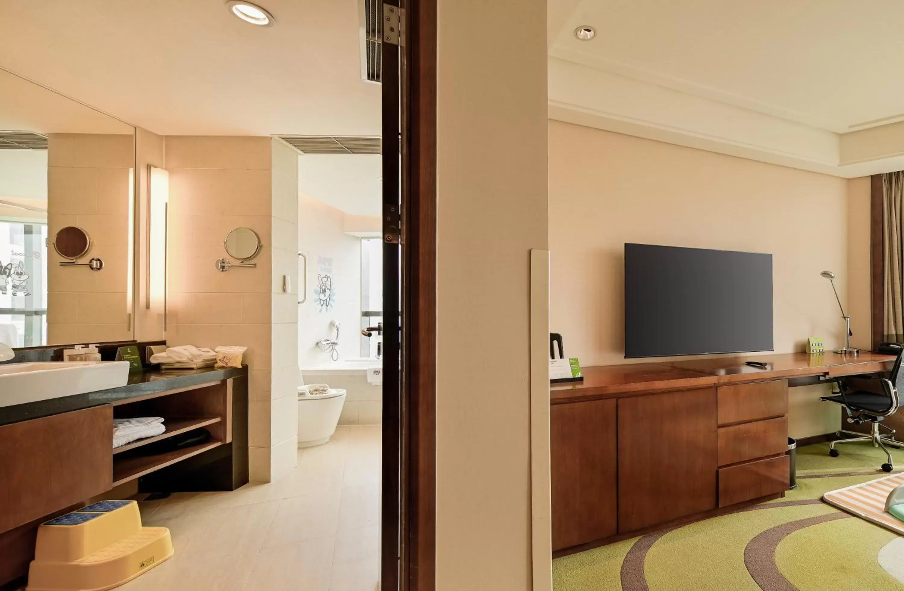 TV and multimedia, Bathroom in Holiday Inn Qingdao City Center, an IHG Hotel - Shopping MALL