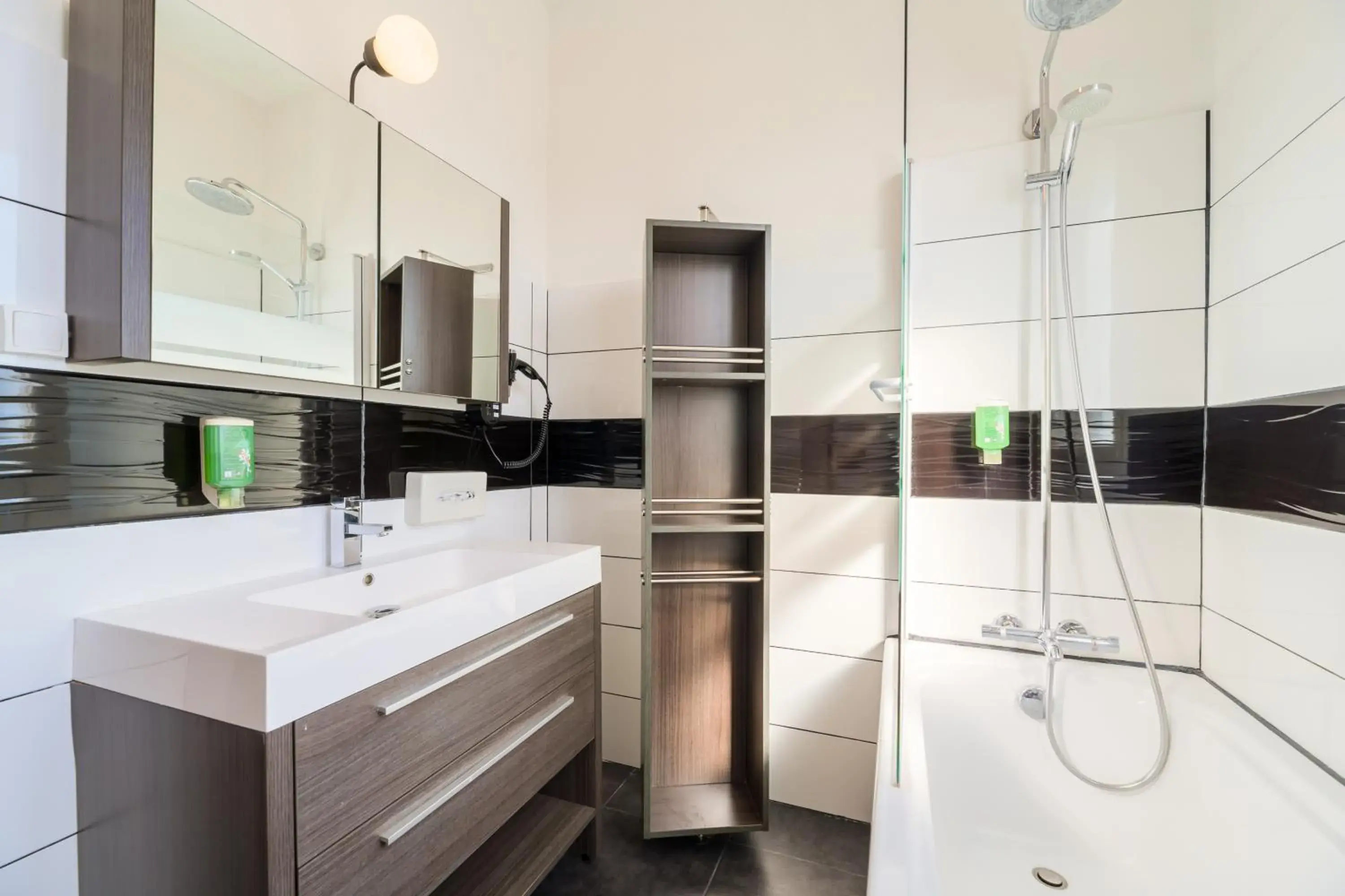 Shower, Bathroom in The Originals City, Hotel de l'Europe, Saint-Nazaire