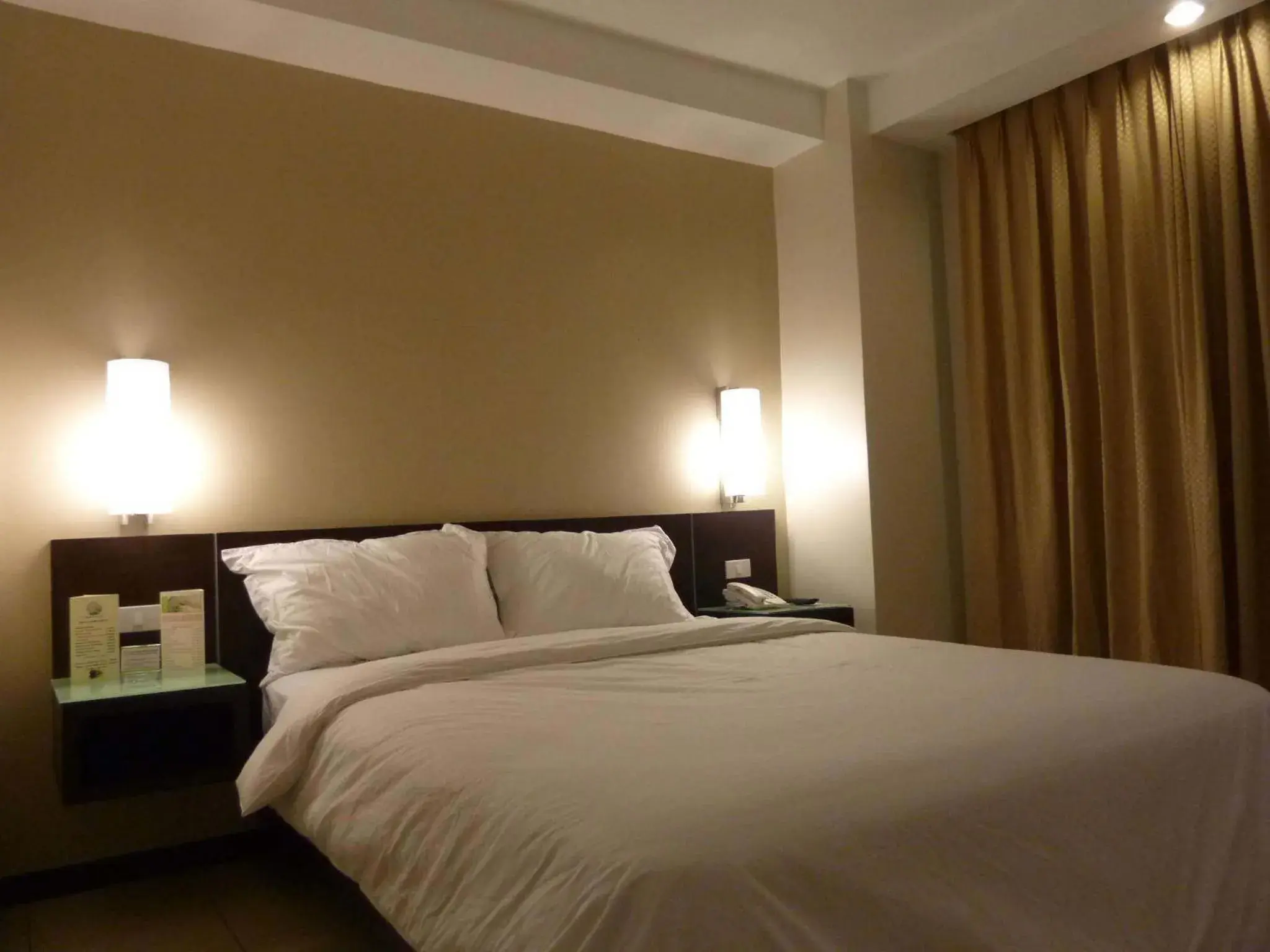 Bed in Circle Inn - Iloilo City Center