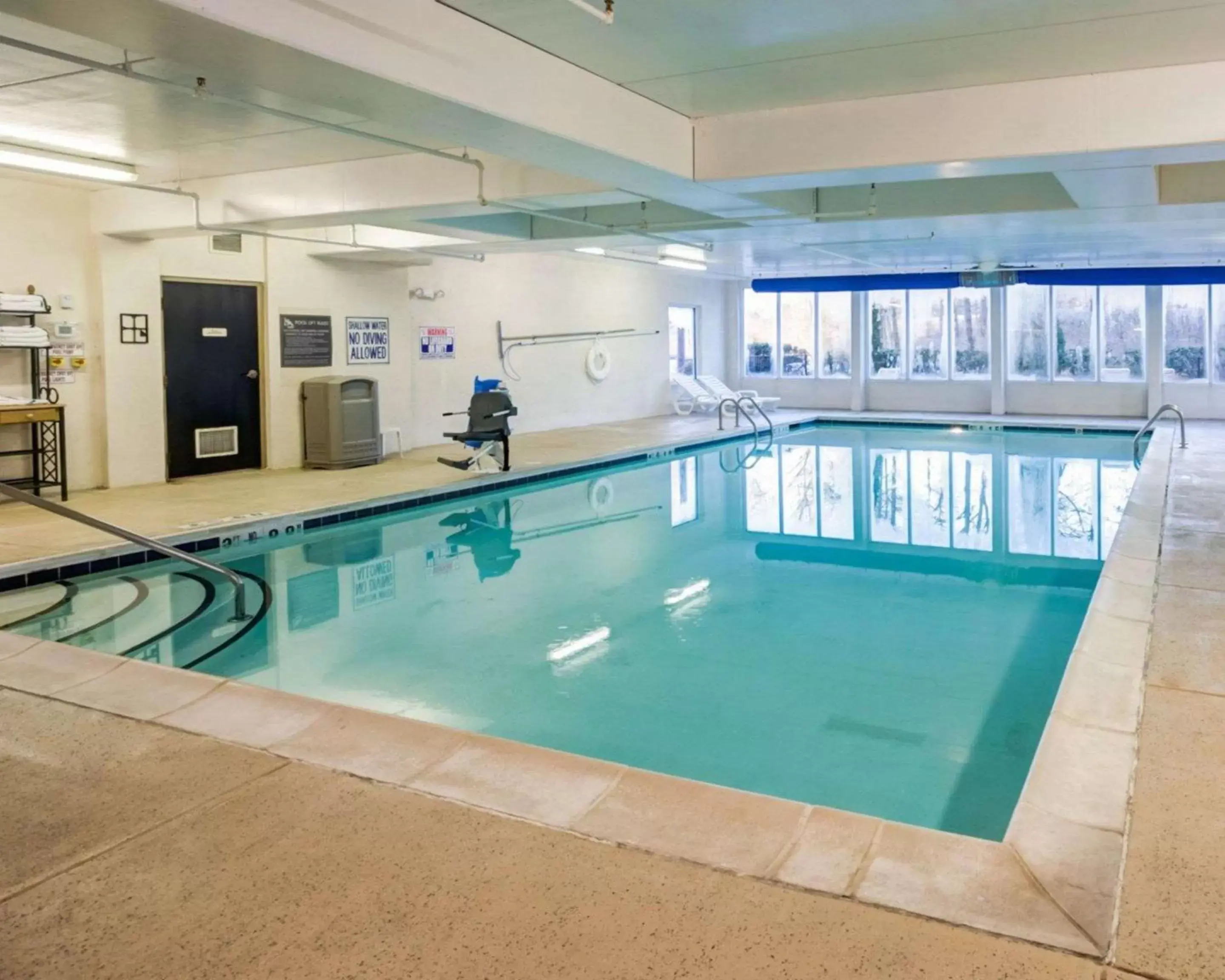Swimming Pool in Comfort Suites Airport Charlotte