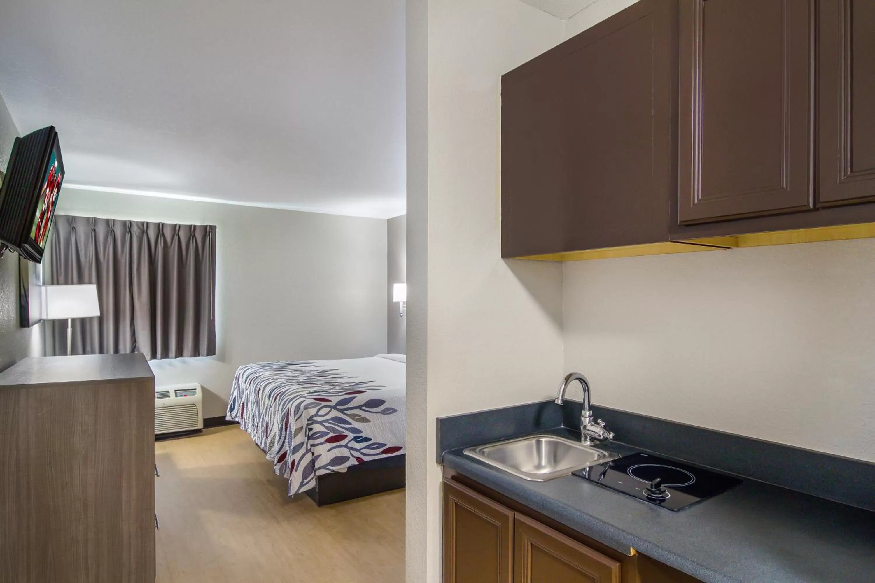 Photo of the whole room, Bed in Red Roof Inn I-95 North Brunswick Darien