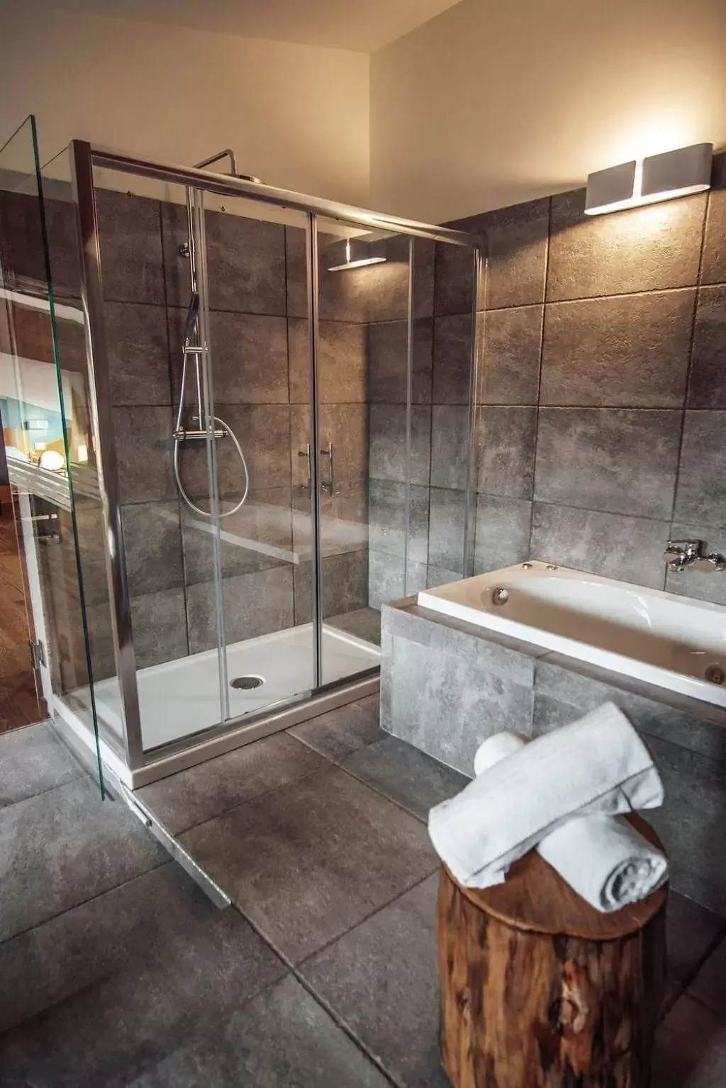 Shower, Bathroom in Chalet Lago