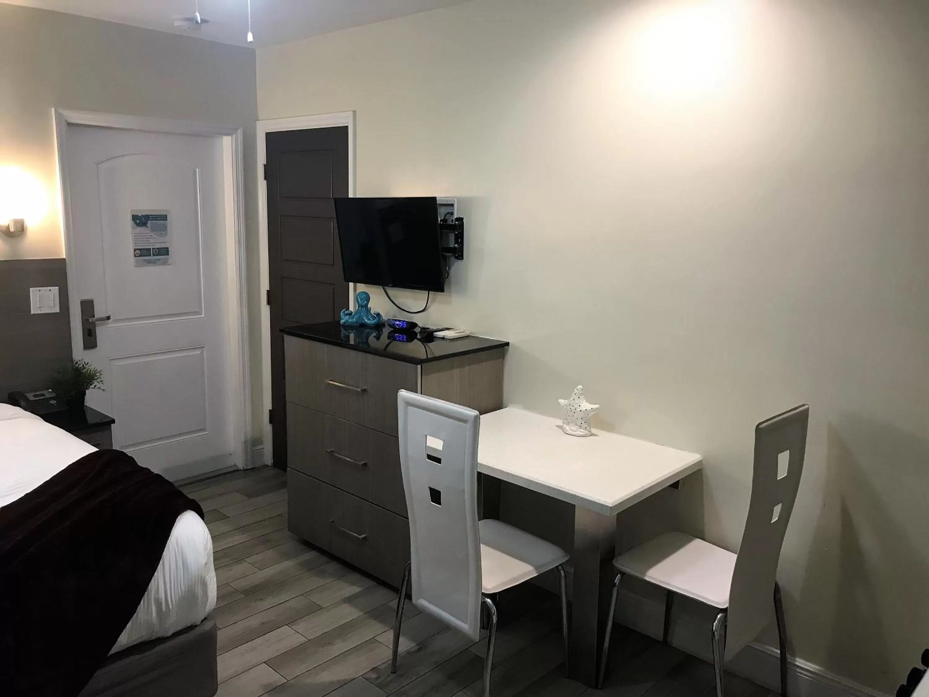 Dining area, Bed in Caribbean Resort Suites