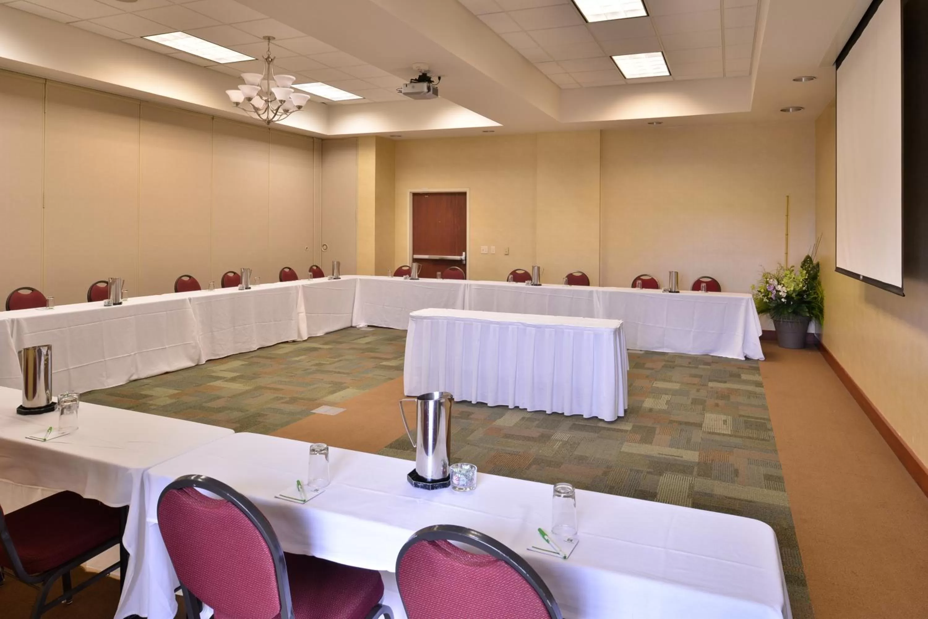 Meeting/conference room in Holiday Inn Madison at The American Center by IHG