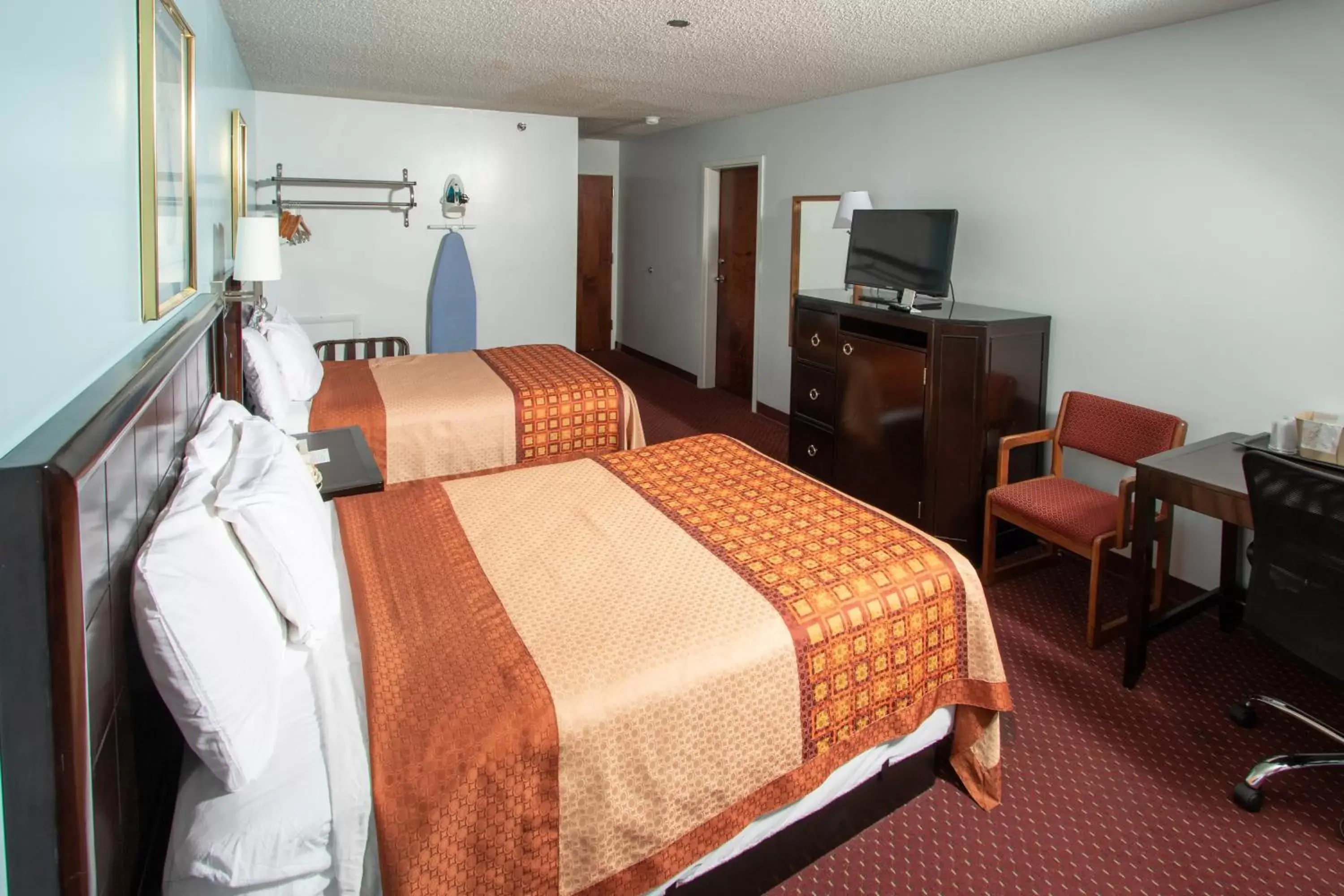 Photo of the whole room, Bed in Eastbrook Inn