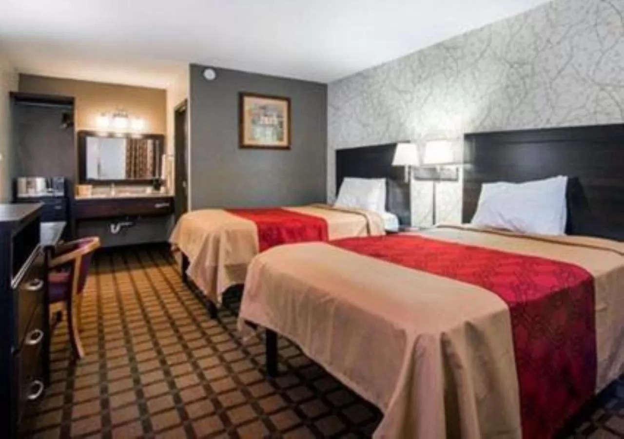 Photo of the whole room, Bed in Econo Lodge