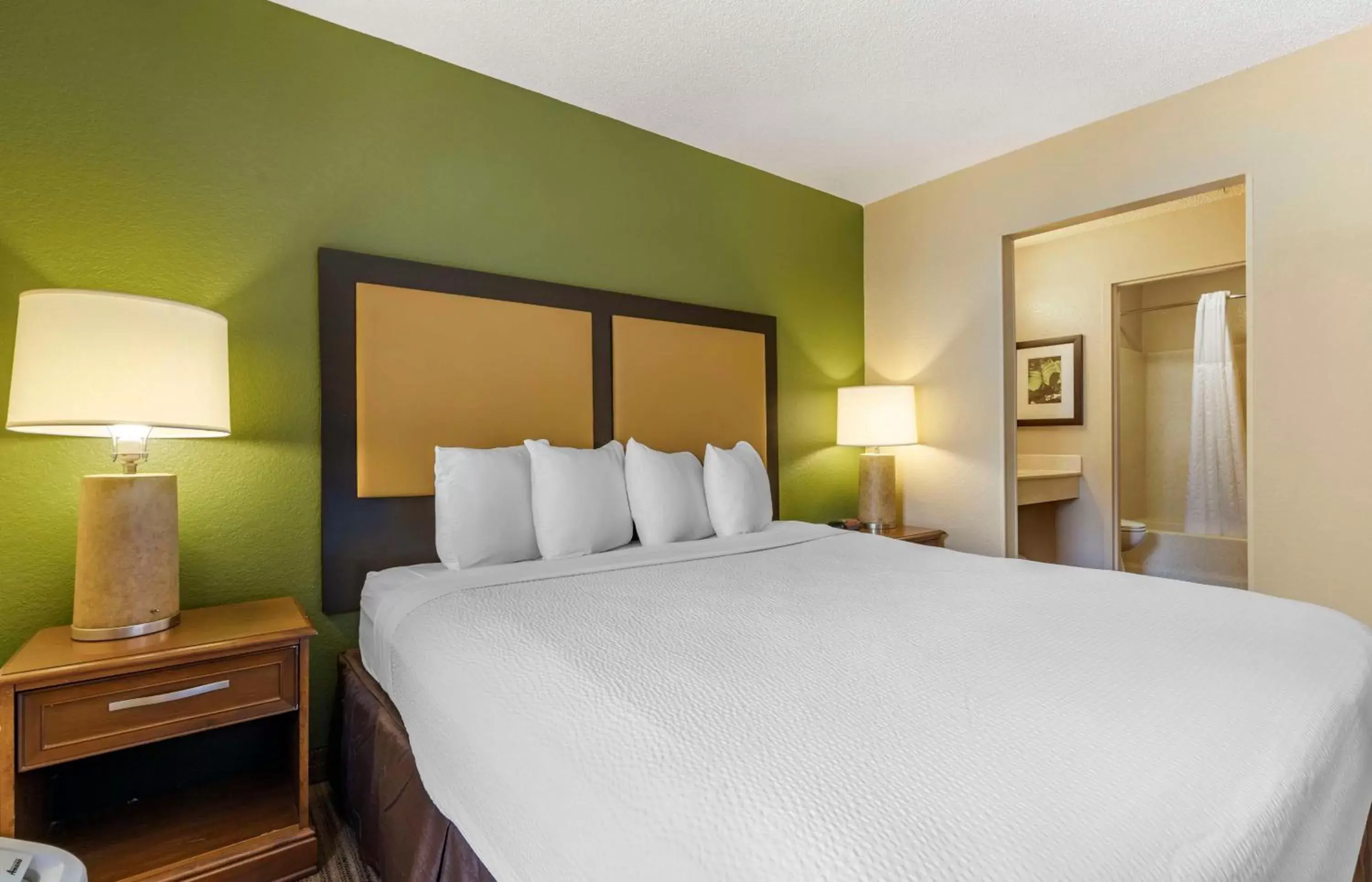 Bedroom, Bed in Extended Stay America Suites - Orlando - Maitland - 1776 Pembrook Dr