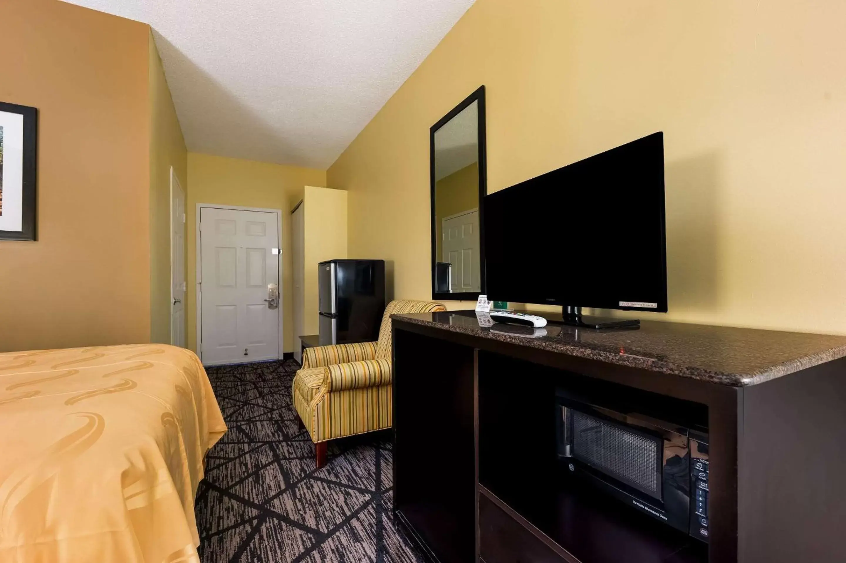 Bedroom, TV/Entertainment Center in Quality Inn Fort Payne I-59 exit 222
