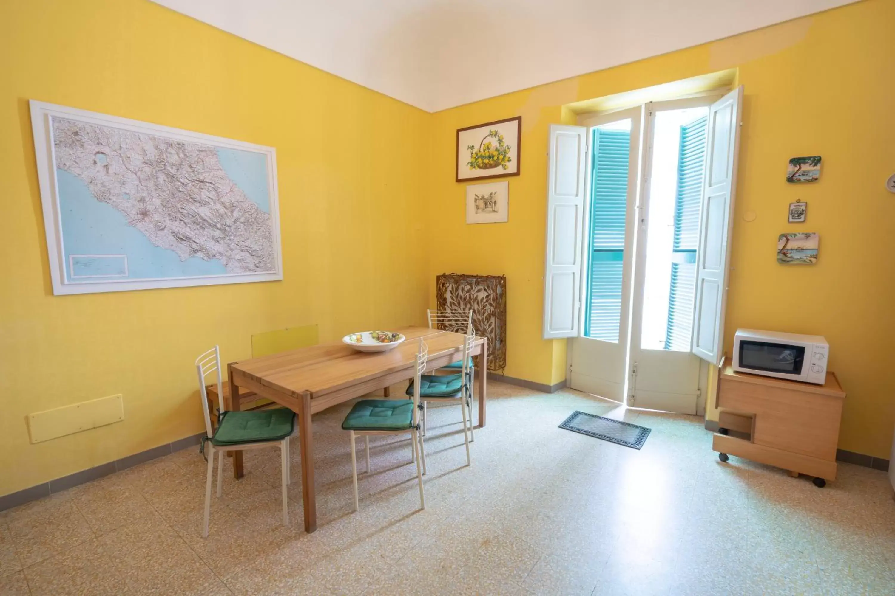 Communal kitchen, Dining Area in Il Giardino Nascosto B&B