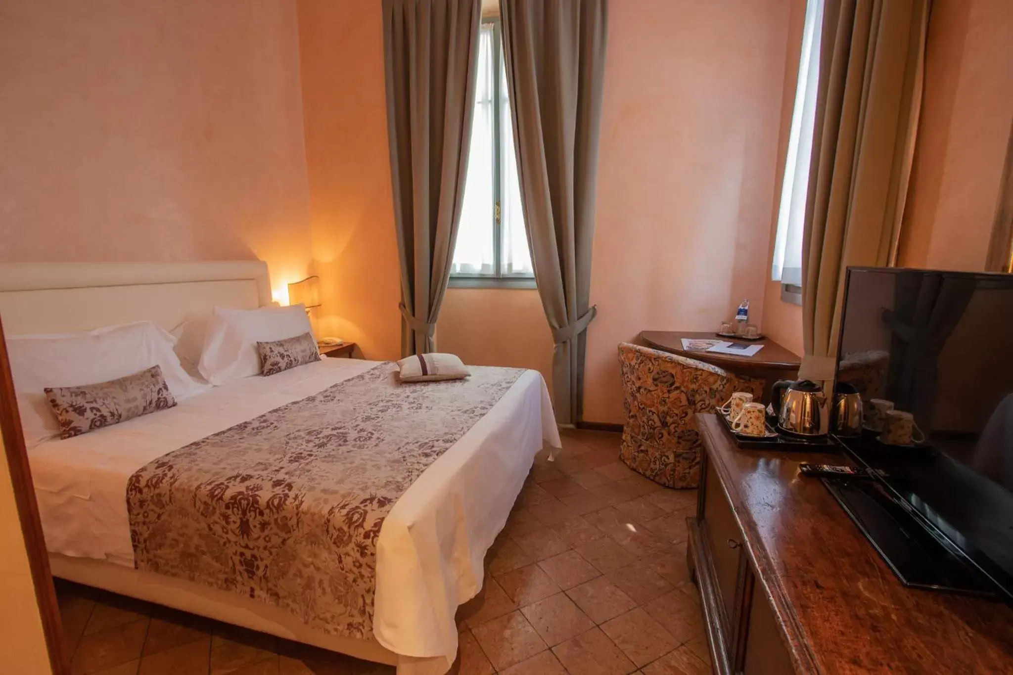 Photo of the whole room, Bed in Albergo Le Due Corti