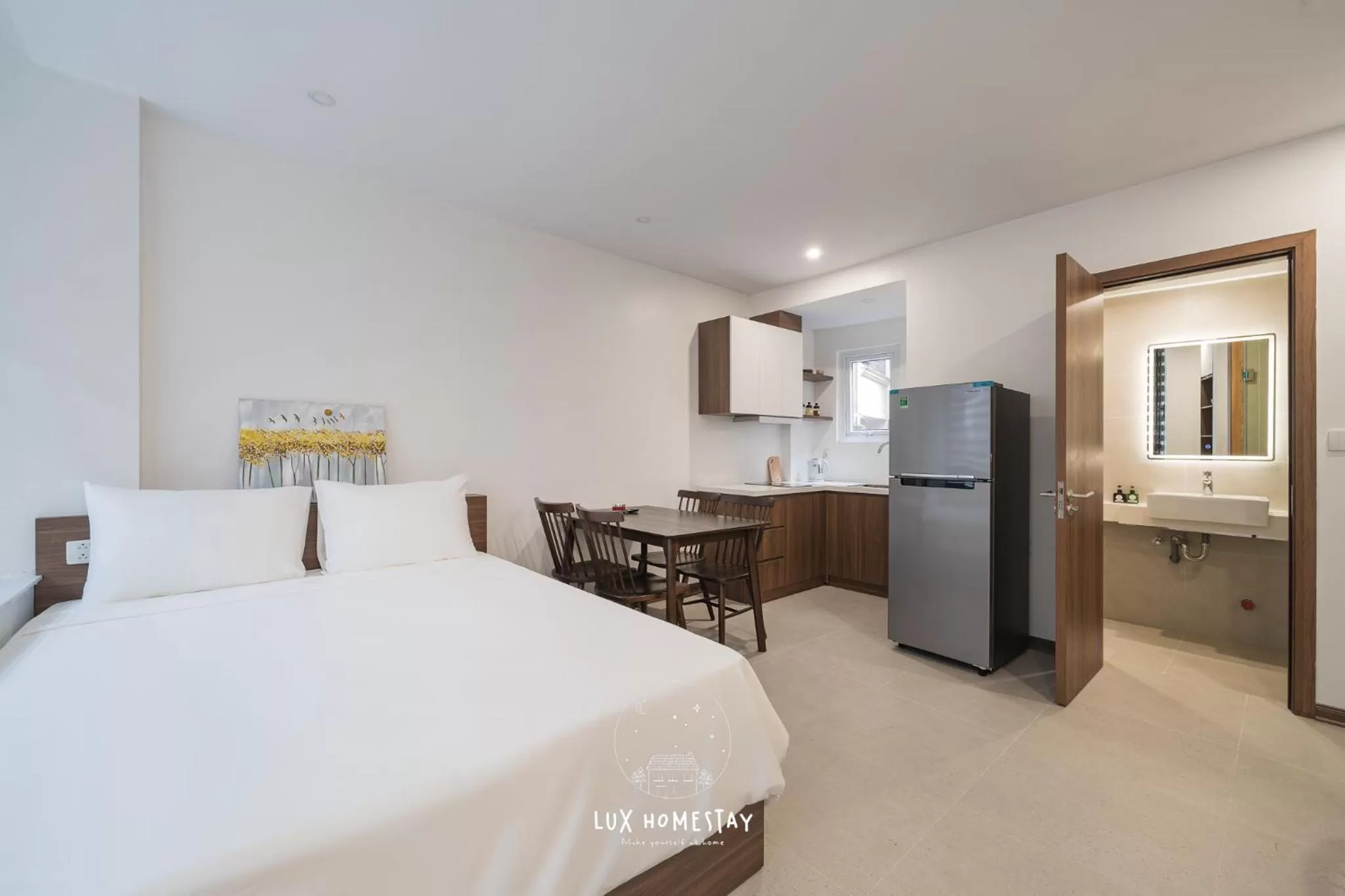 Kitchen or kitchenette, Bed in Lux Westlake Studio