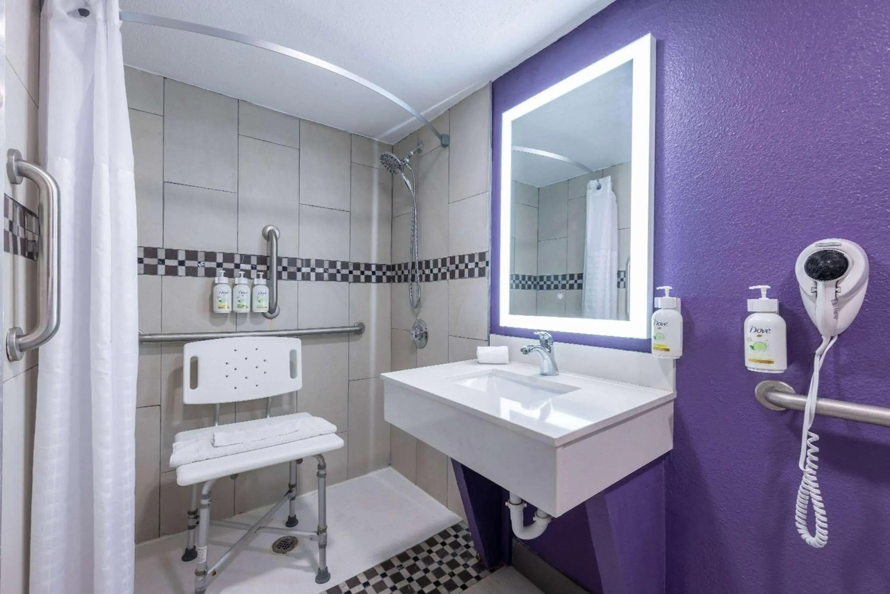 Shower, Bathroom in La Quinta Inn & Suites by Wyndham Kansas City Lenexa