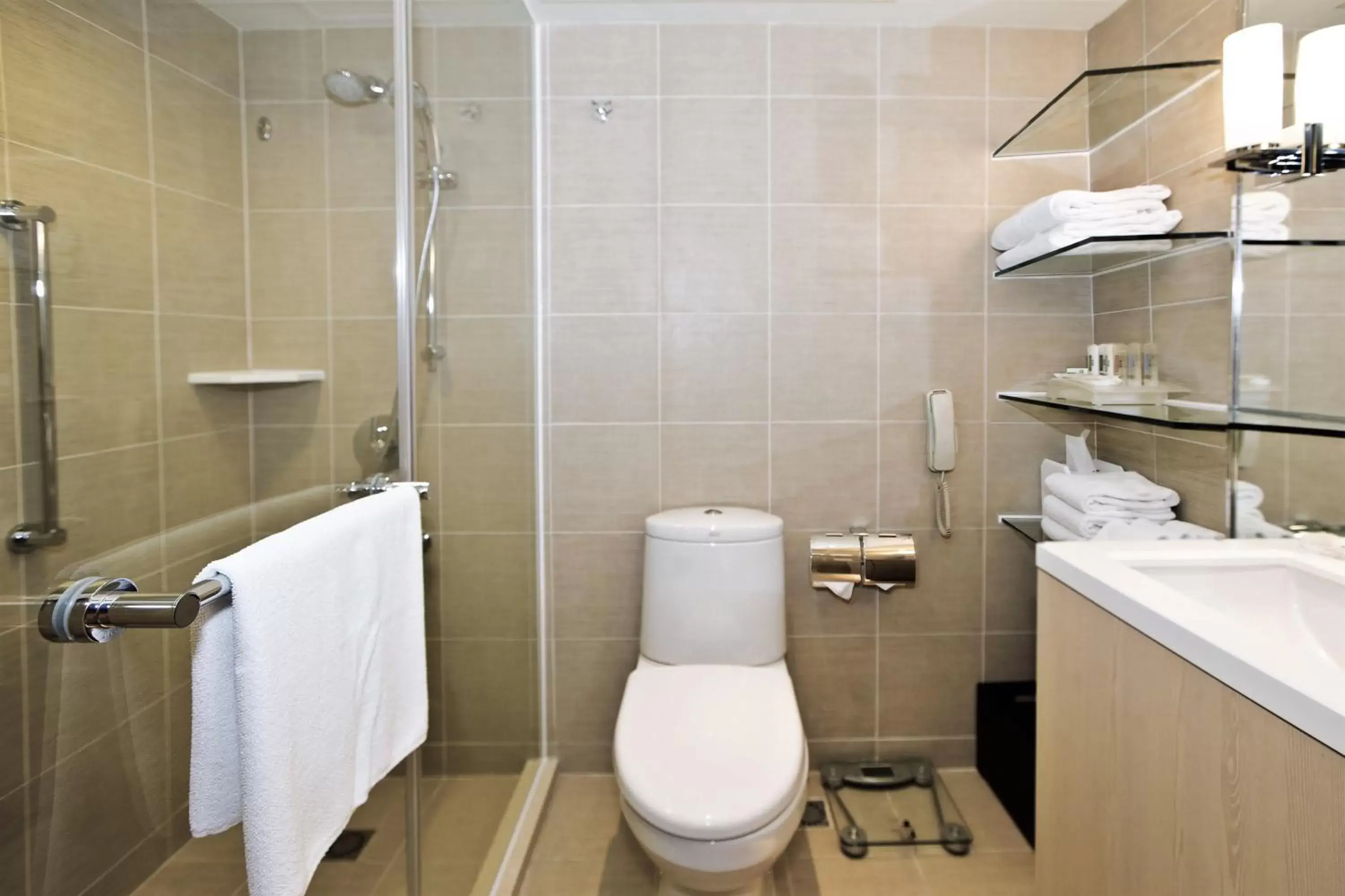 Shower, Bathroom in Holiday Inn Golden Mile, an IHG Hotel