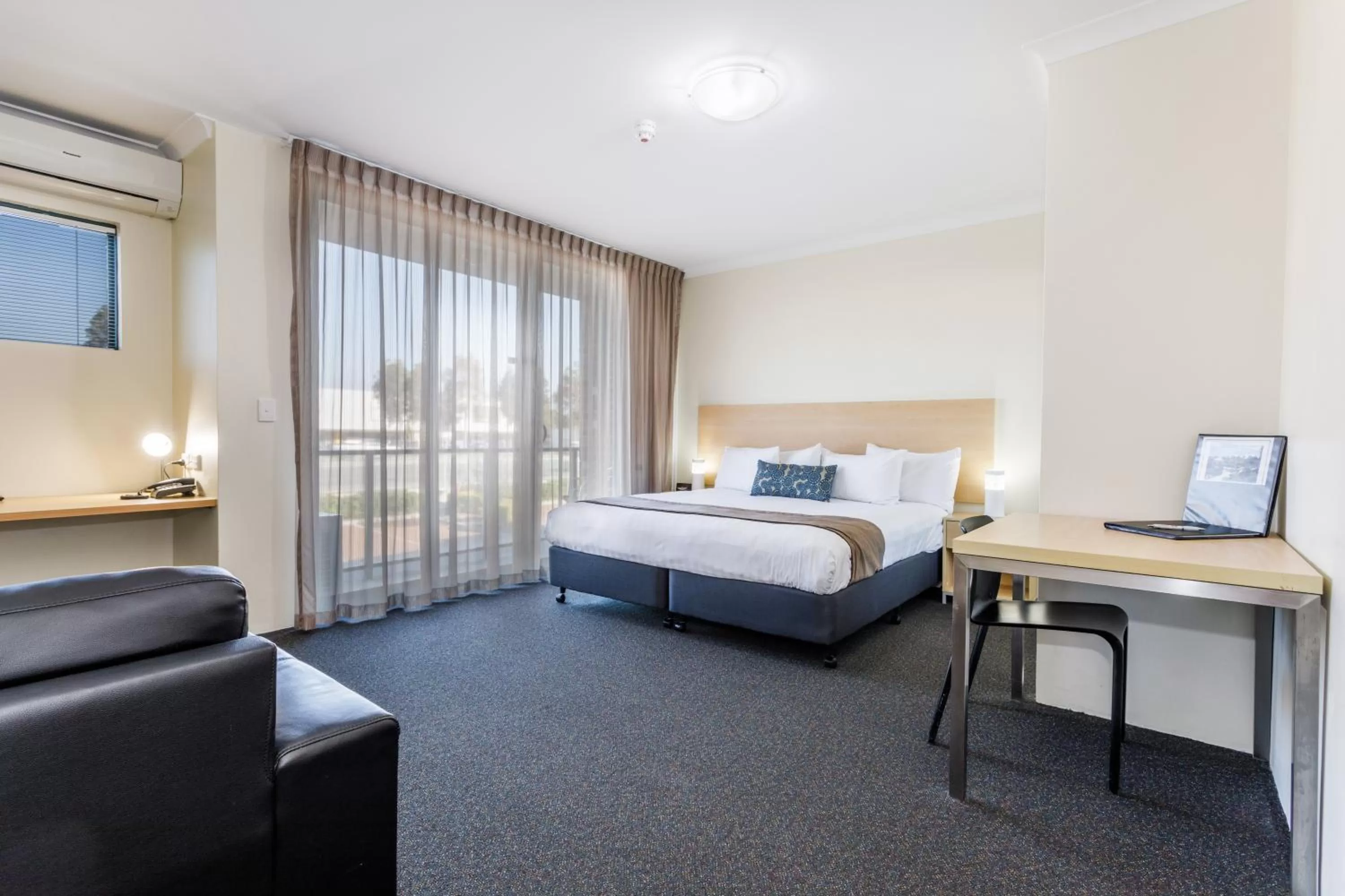 Photo of the whole room, Bed in Perth Ascot Central Apartment Hotel Official