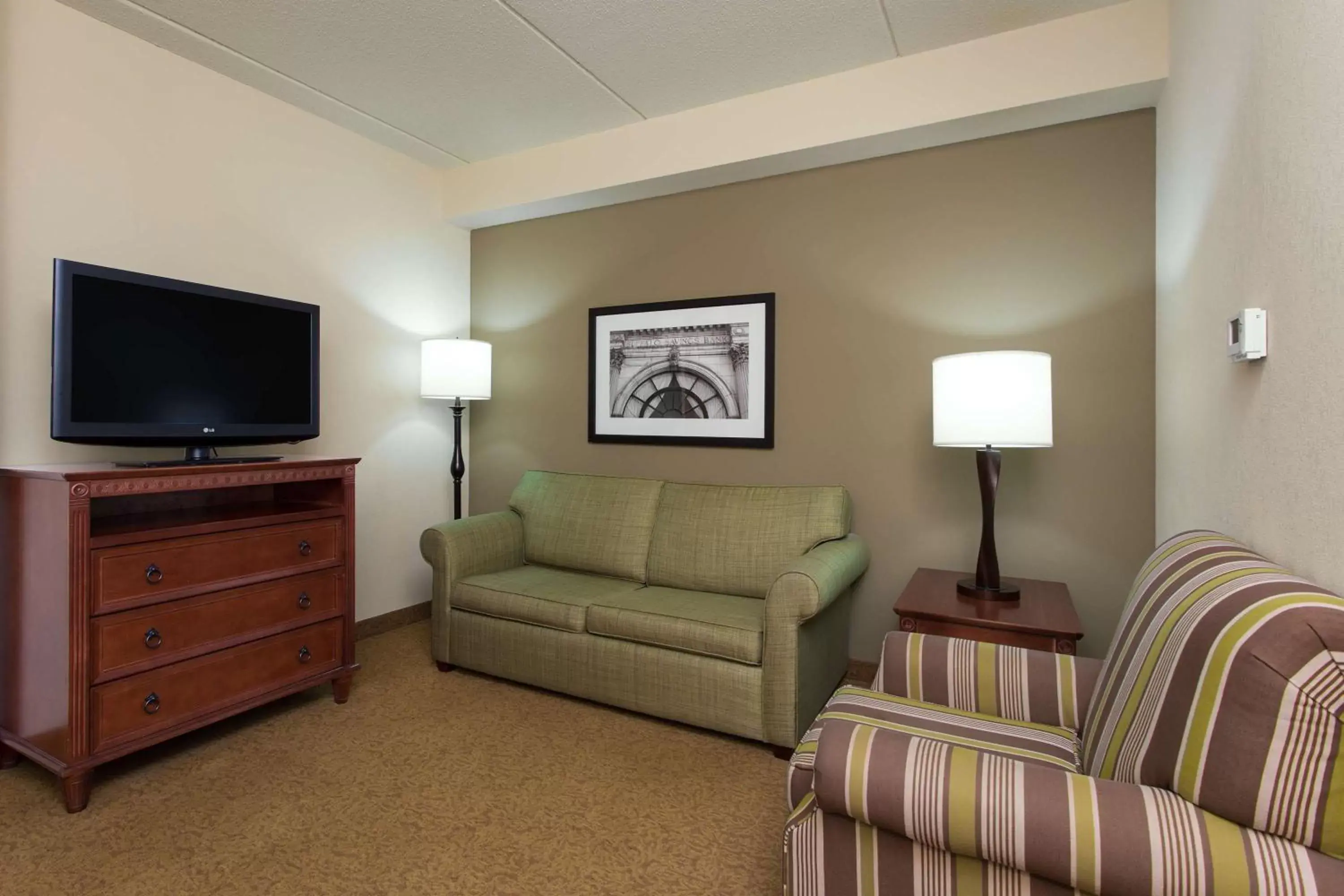 Photo of the whole room, Seating Area in Country Inn & Suites Buffalo South I-90, NY