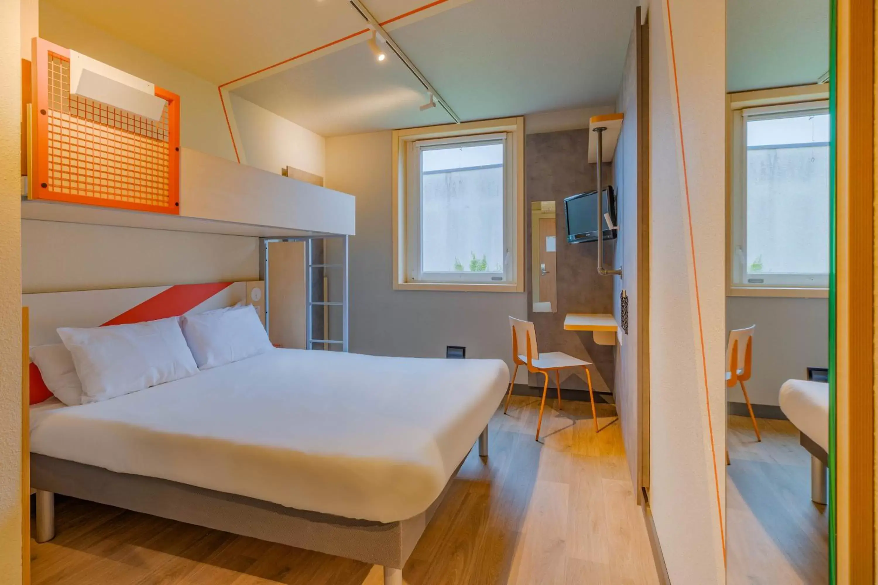 Bed in Ibis Budget Lyon Est Saint Quentin Fallavier