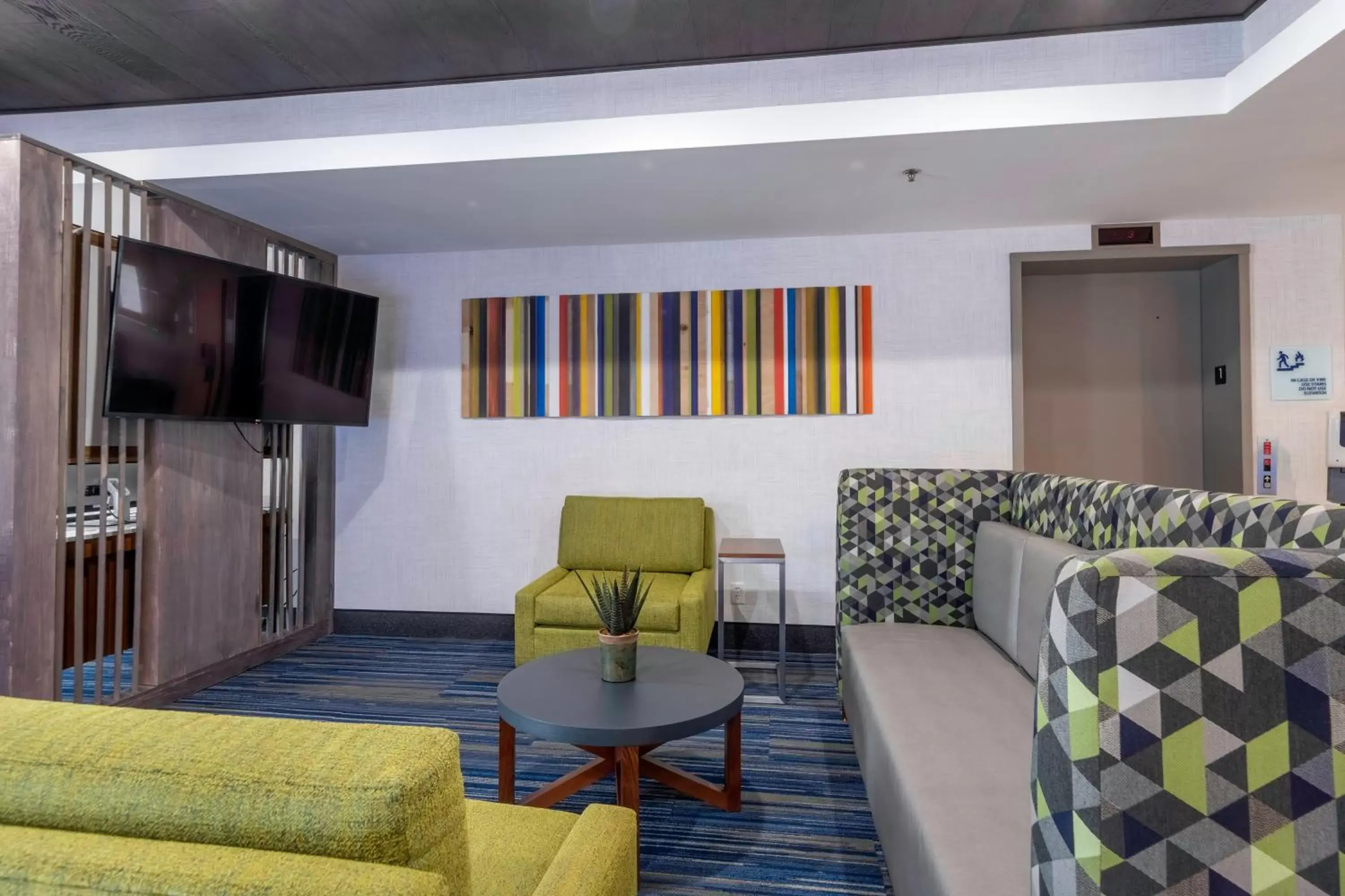 Lobby or reception, Seating Area in Holiday Inn Express Hotel & Suites Petersburg/Dinwiddie, an IHG Hotel