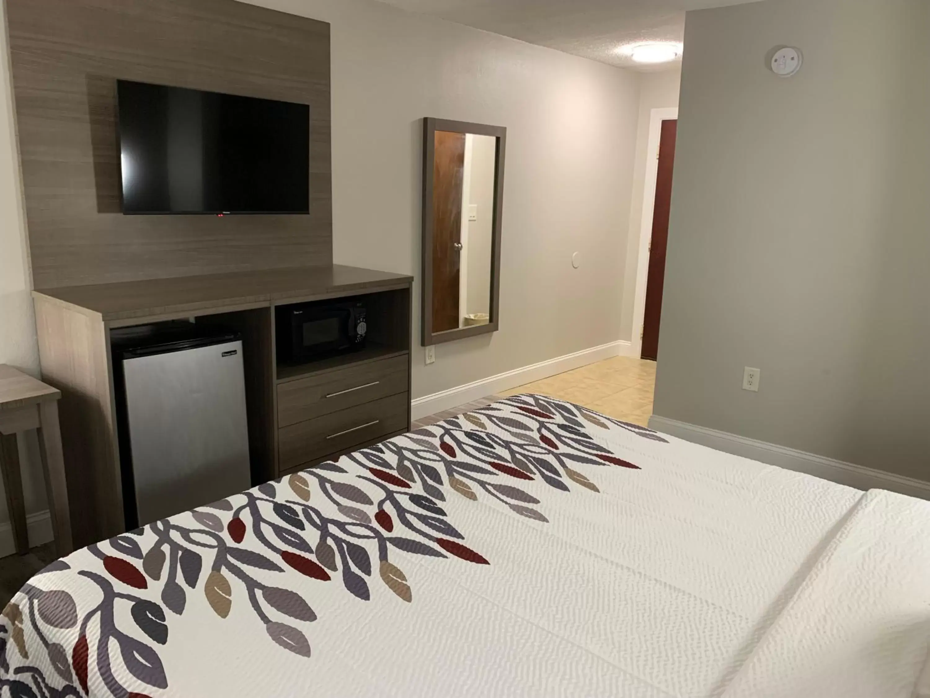 Bedroom, TV/Entertainment Center in Red Roof Inn & Suites Vineland - Buena