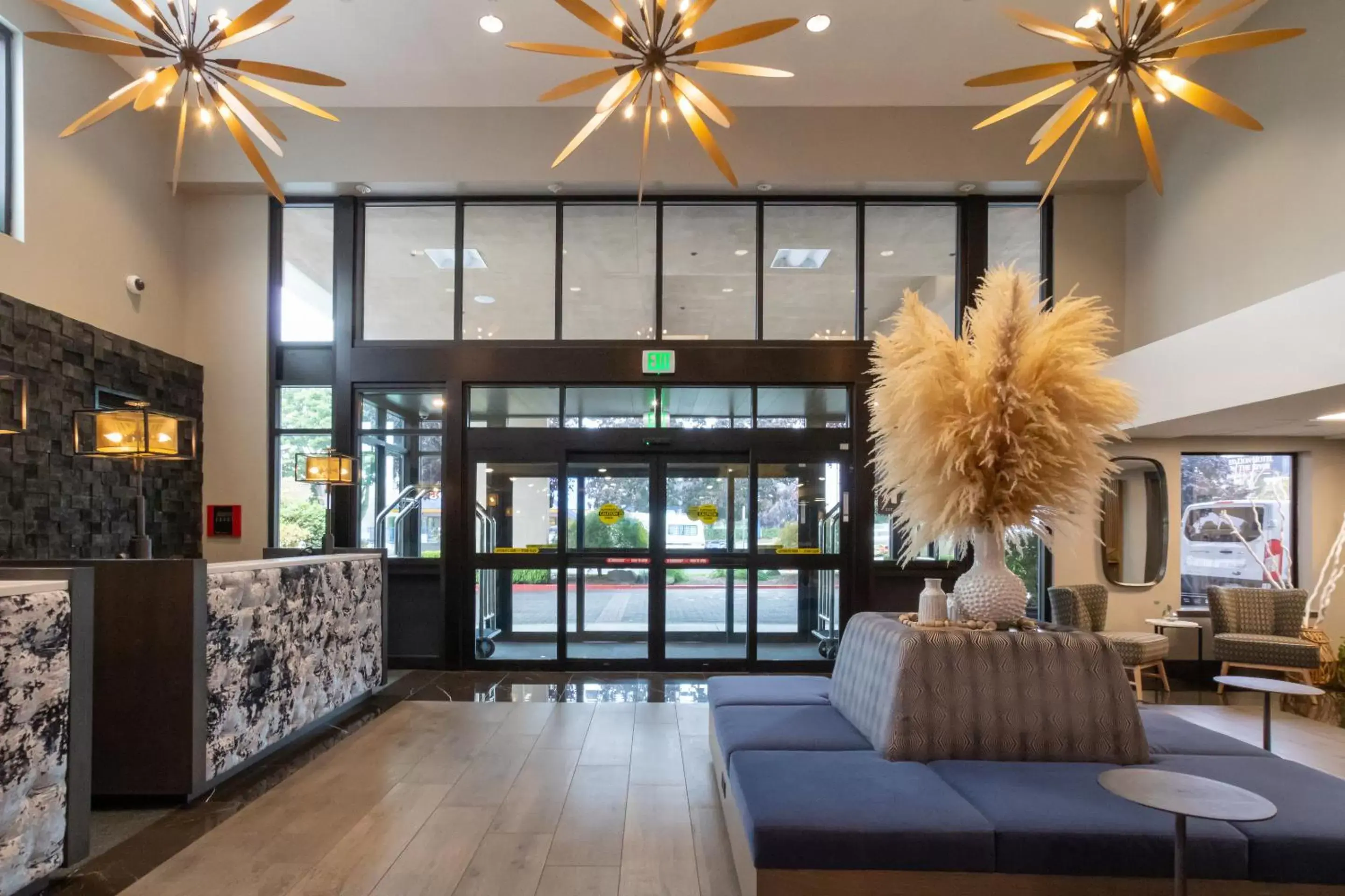 Lobby or reception in Oxford Suites Portland - Jantzen Beach
