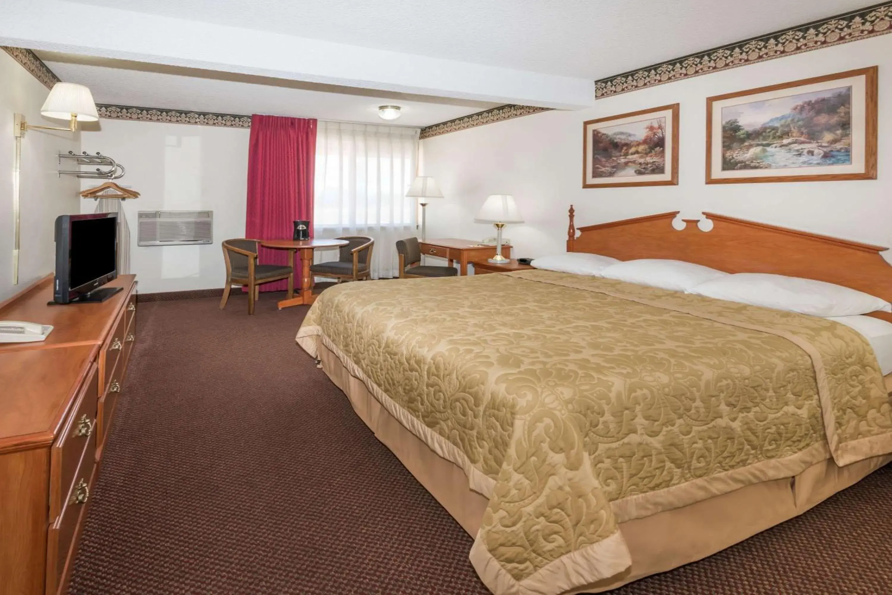 Photo of the whole room, Bed in Super 8 by Wyndham Laramie
