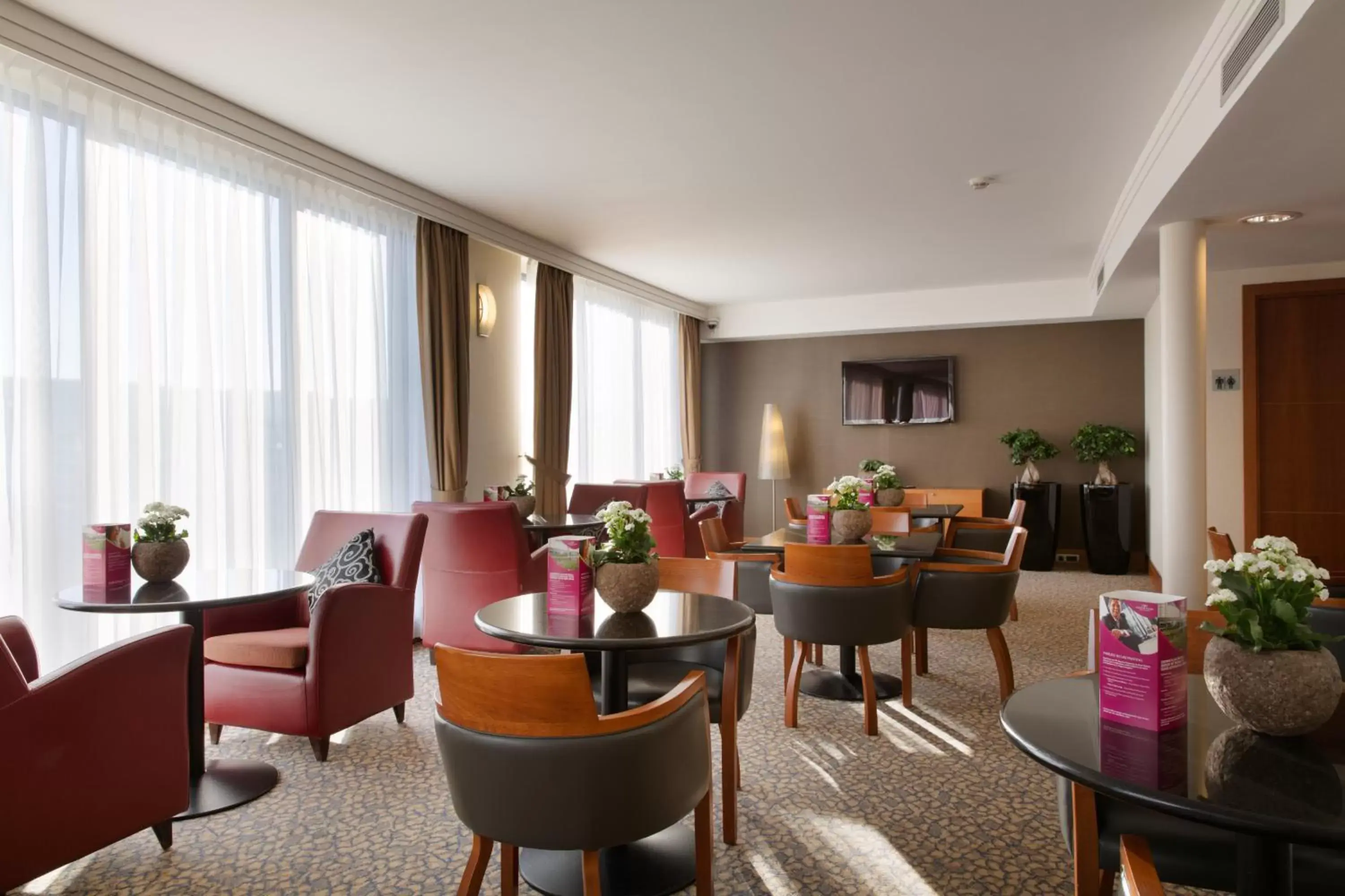 Lounge or bar, Restaurant/Places to Eat in Crowne Plaza Brussels Airport, an IHG Hotel