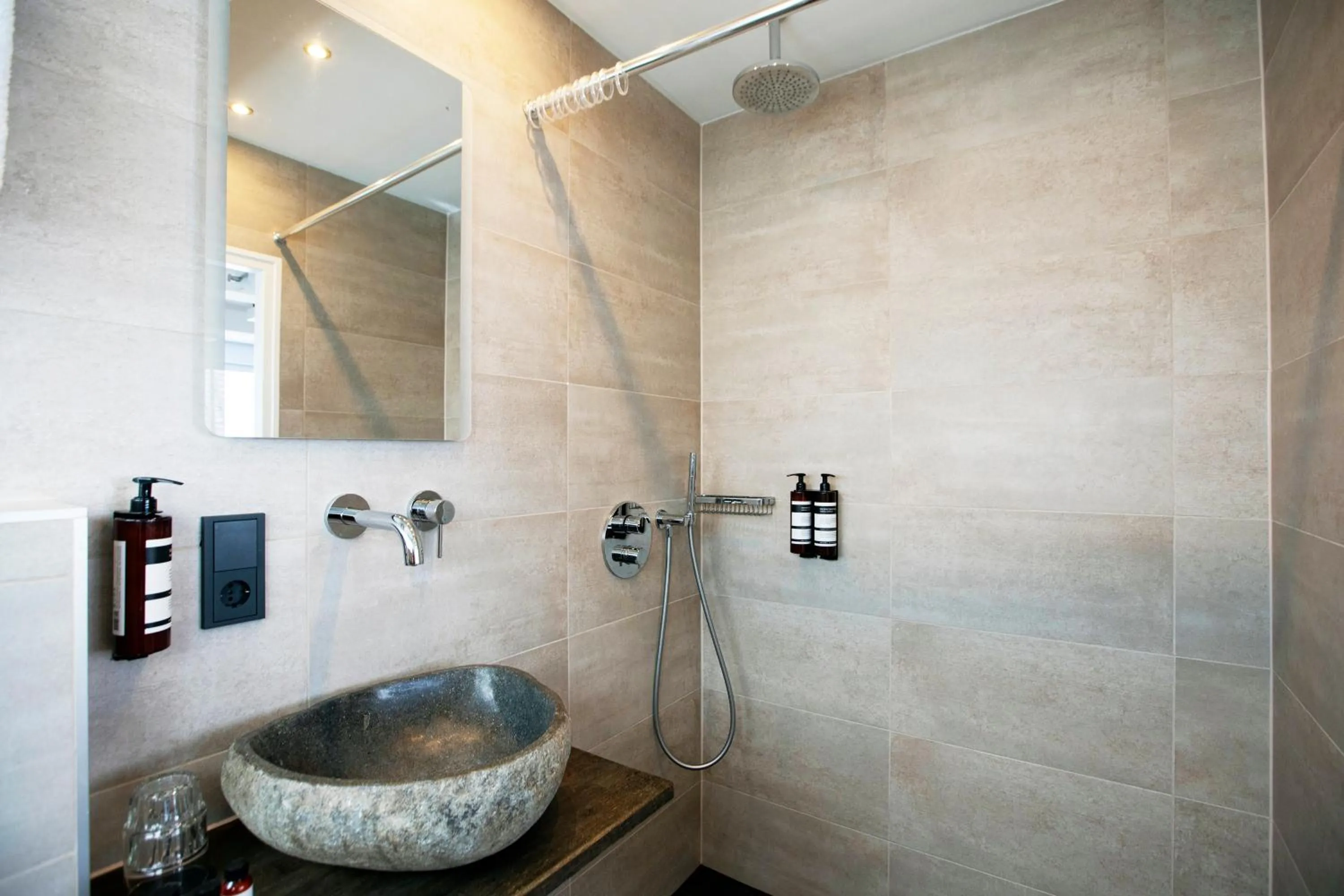 Shower in Quentin Golden Bear Hotel