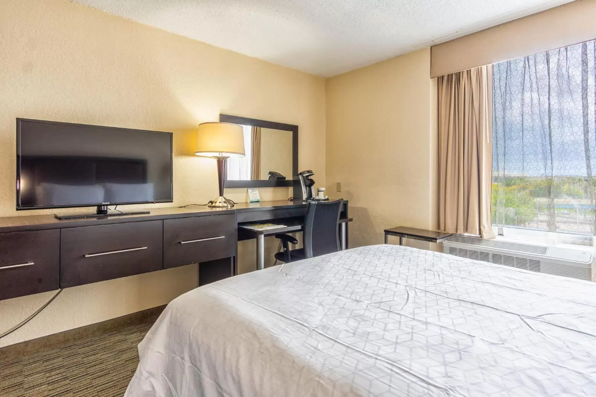Photo of the whole room, Bed in Holiday Inn Miami International Airport, an IHG Hotel