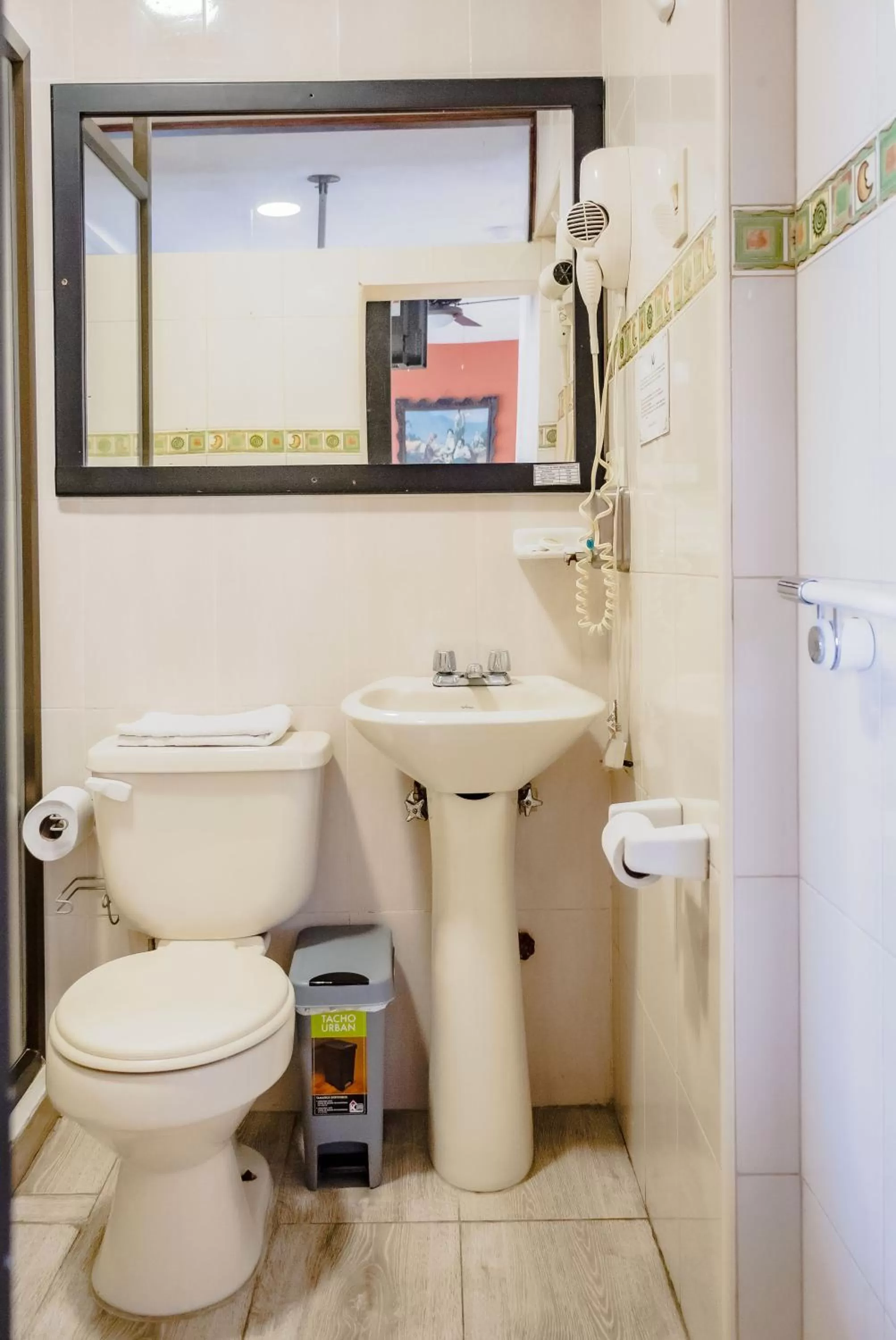 Toilet in Hostal Antares