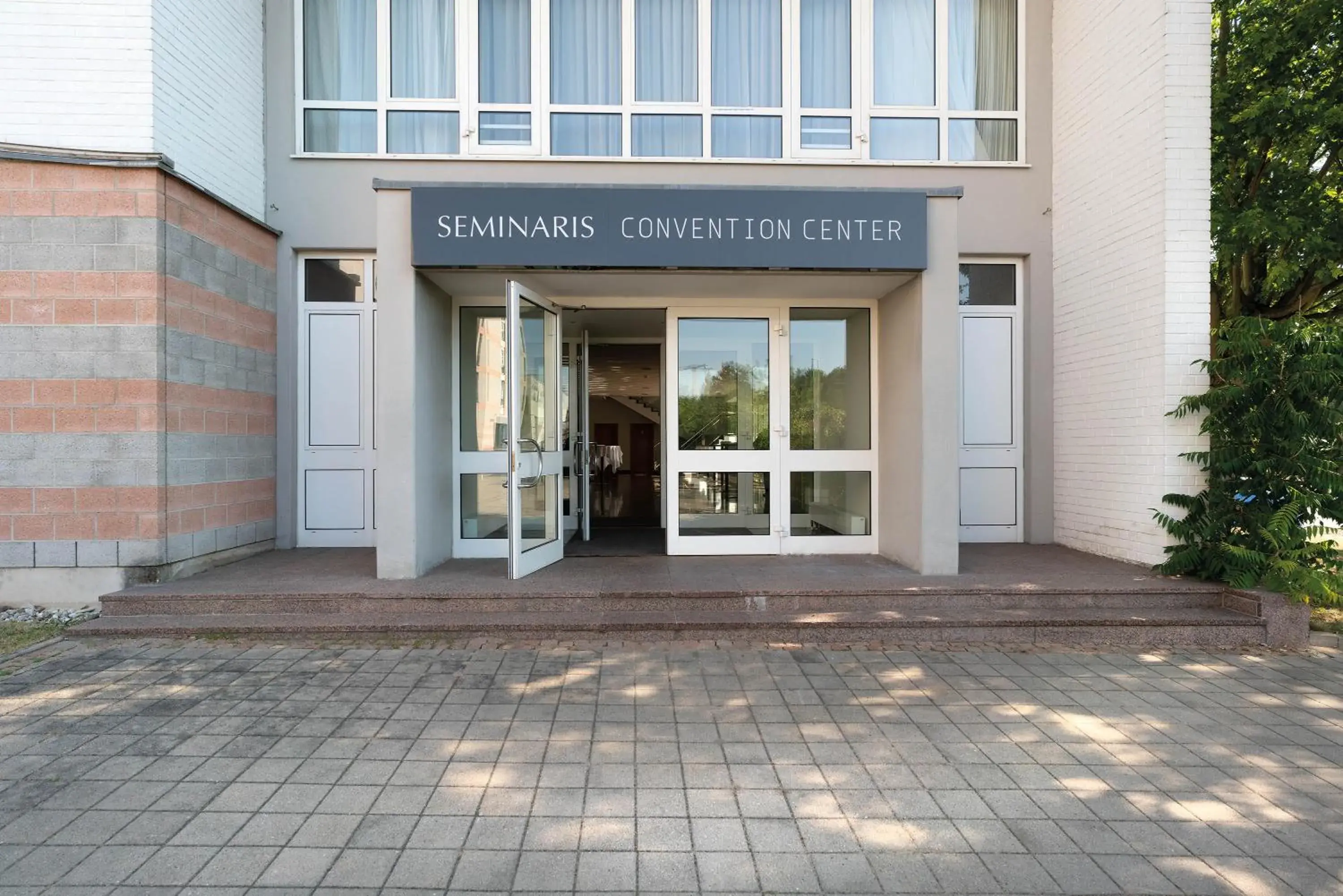 Facade/entrance in Seminaris Hotel Nürnberg