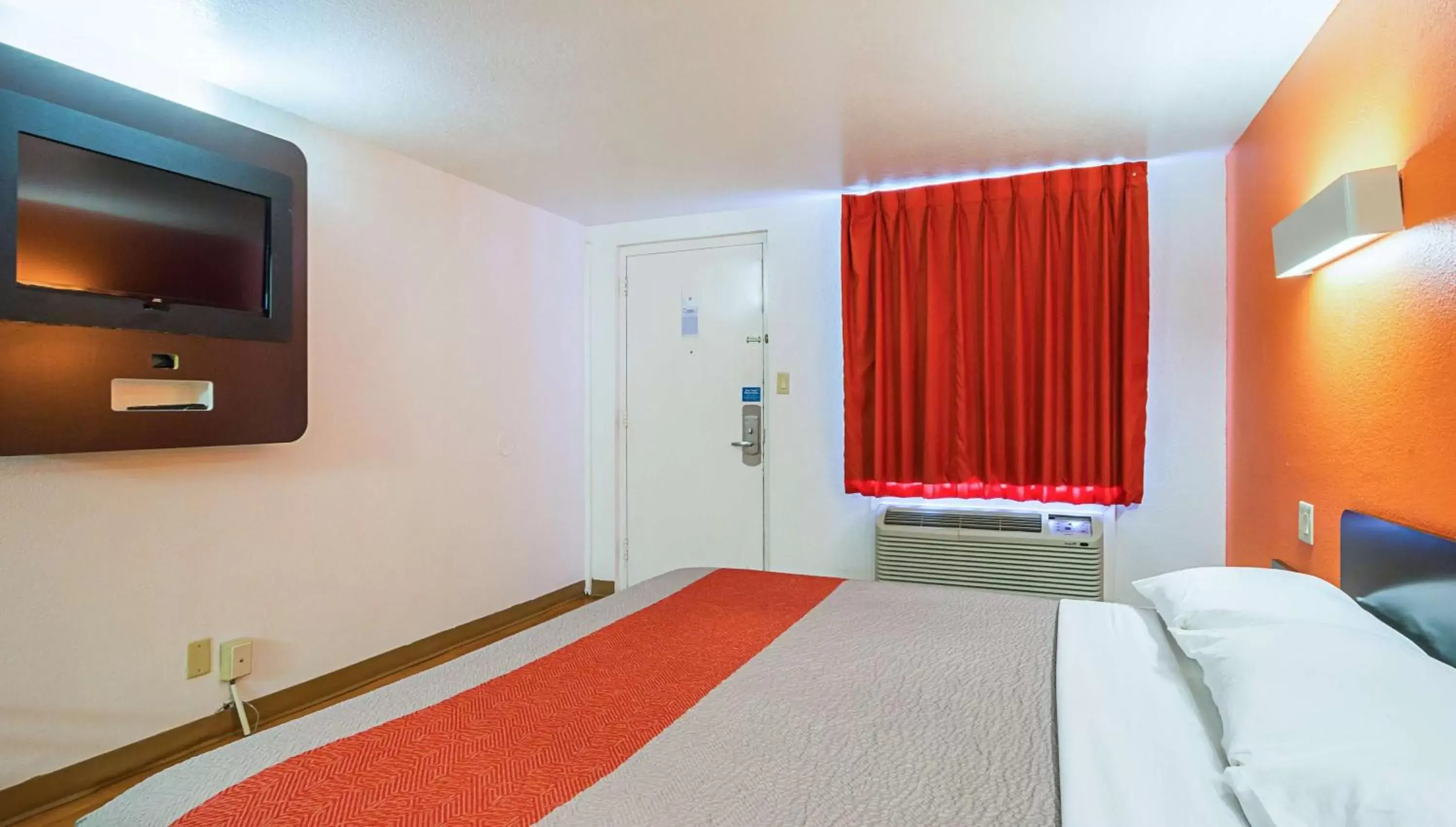 TV and multimedia, Bed in Motel 6-Round Rock, TX