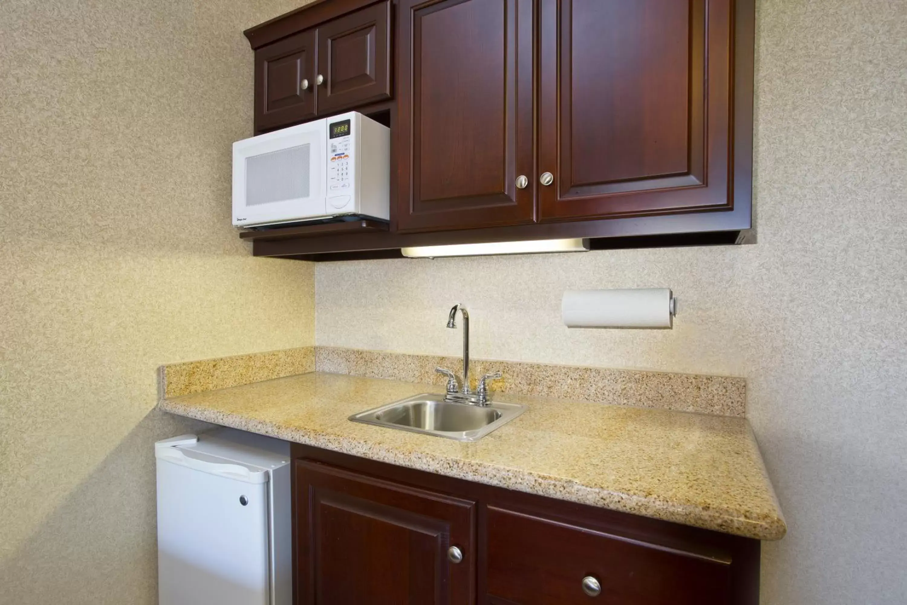 Photo of the whole room, Kitchen/Kitchenette in Holiday Inn Express Hotel & Suites Anderson, an IHG Hotel