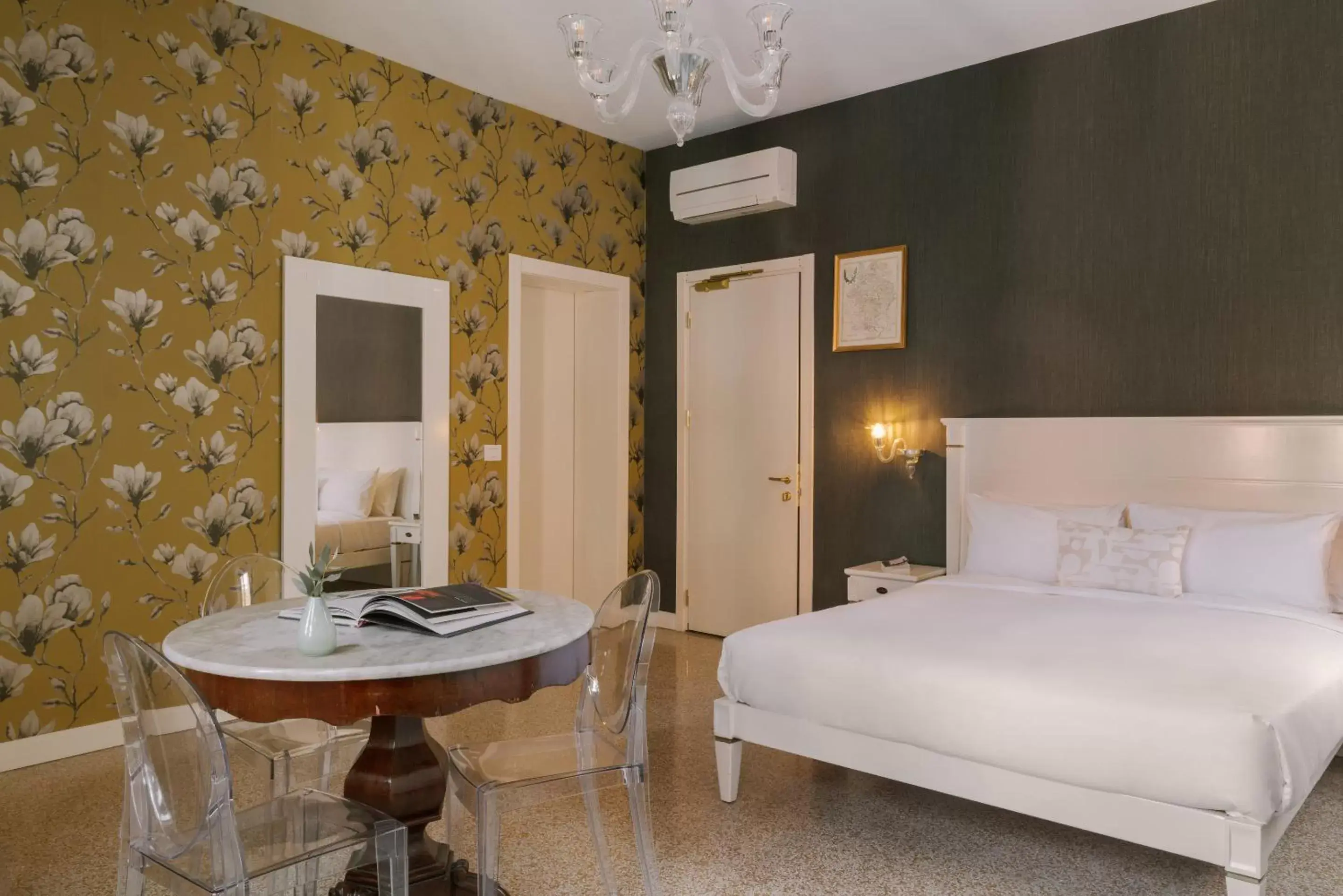Living room, Bed in iH Hotels Venezia Salute Palace Living room, Bed in iH Hotels Venezia Salute Palace