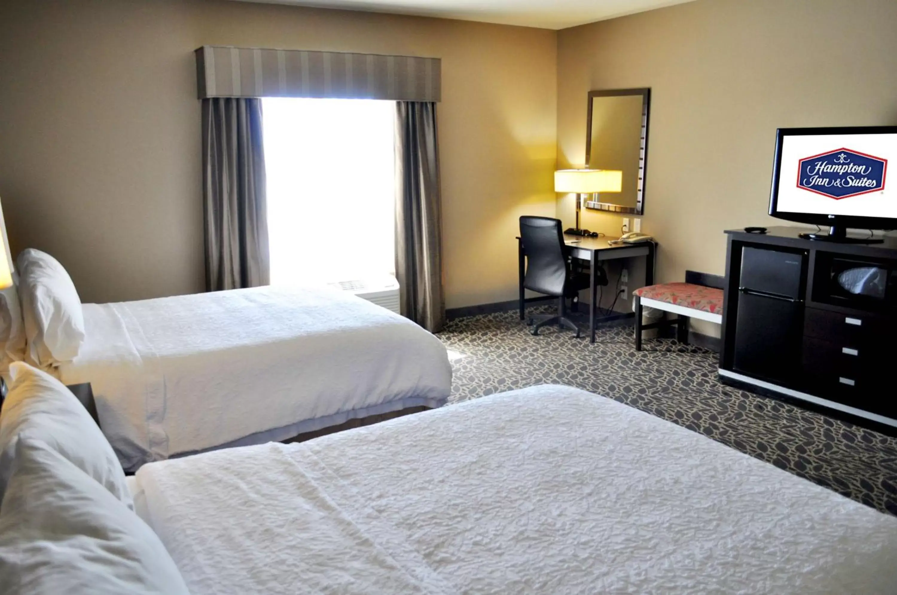 Bed in Hampton Inn & Suites Bay City