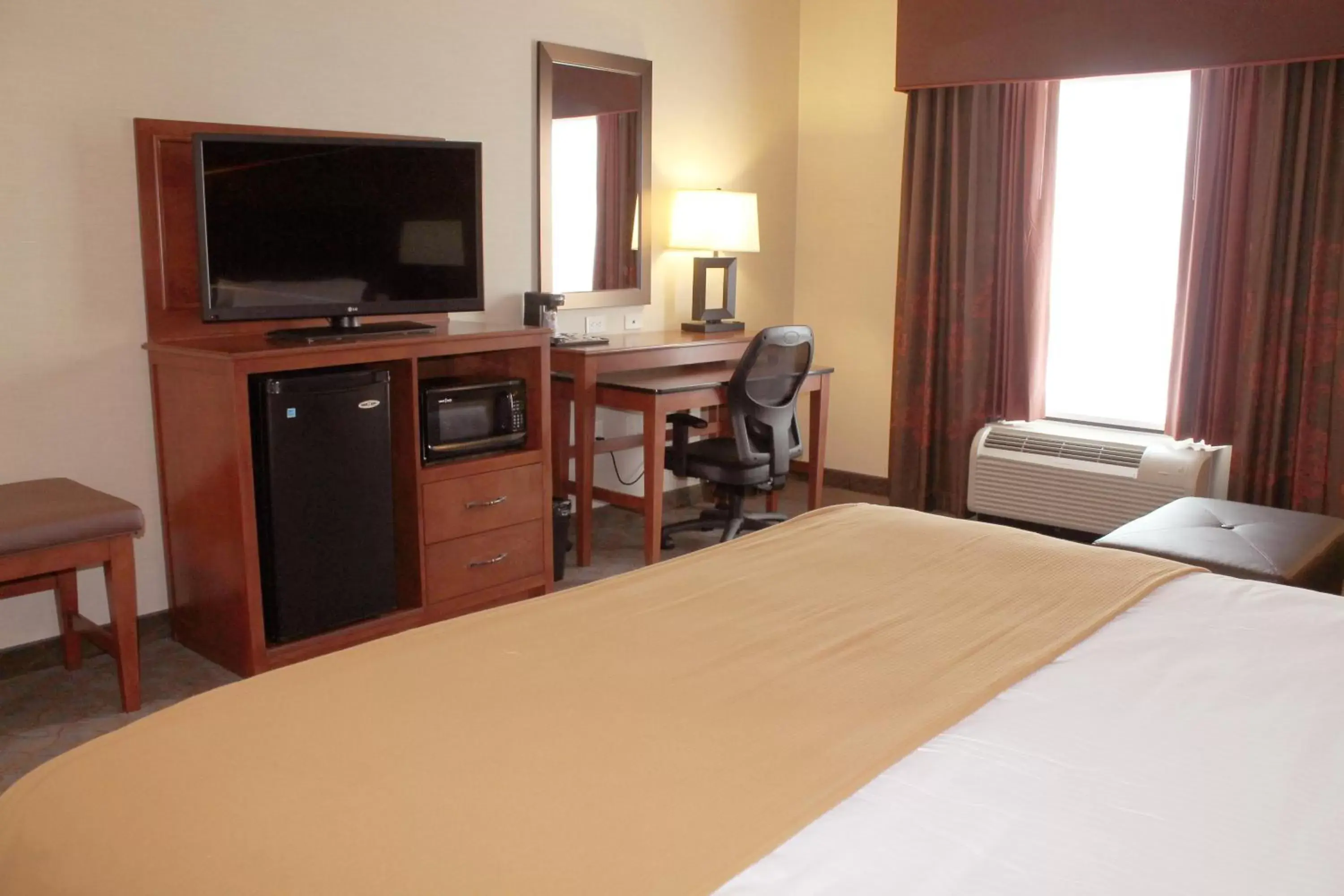 Photo of the whole room, TV/Entertainment Center in Holiday Inn Express & Suites Paducah West, an IHG Hotel