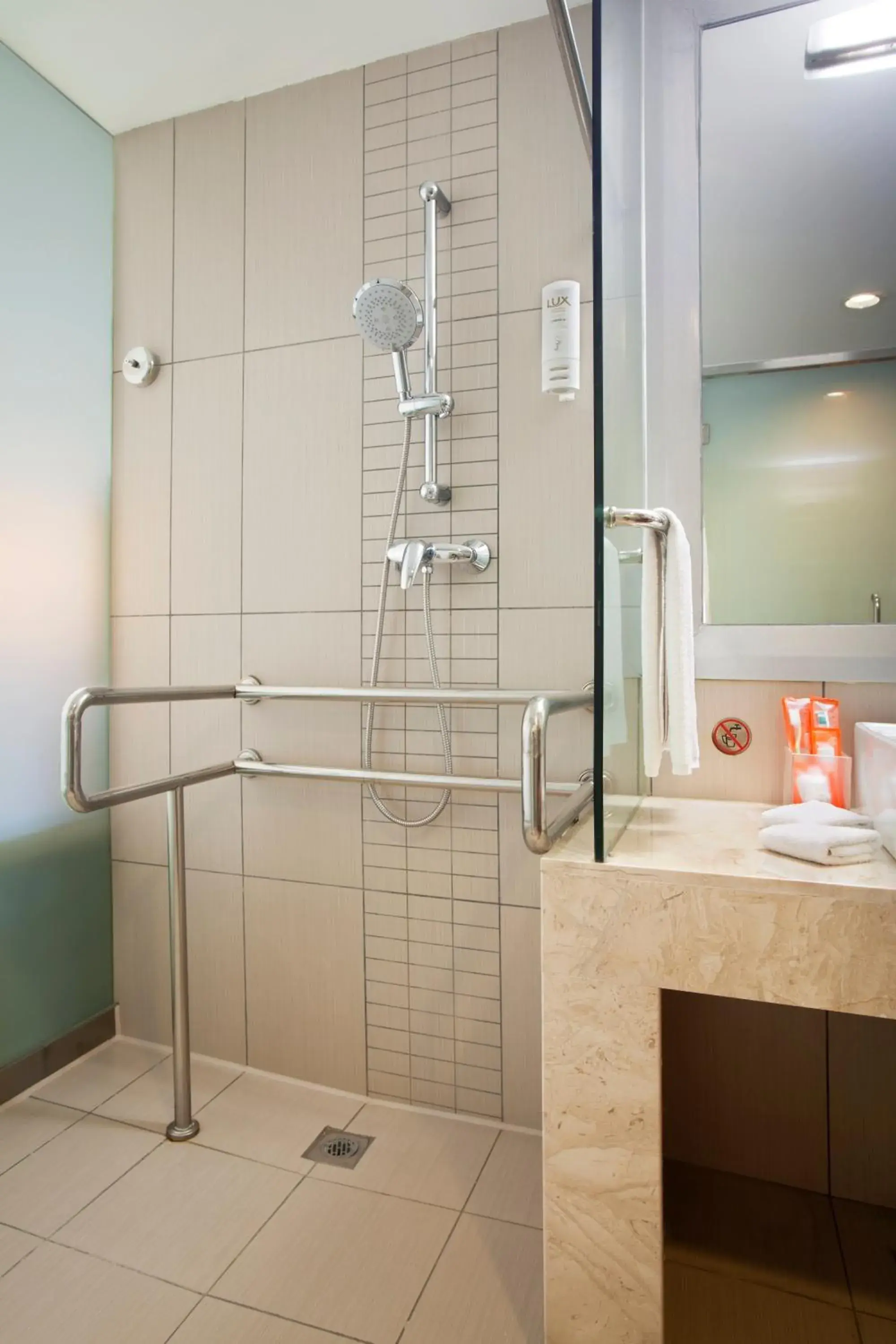 Shower, Bathroom in Holiday Inn Express Hefei South, an IHG Hotel