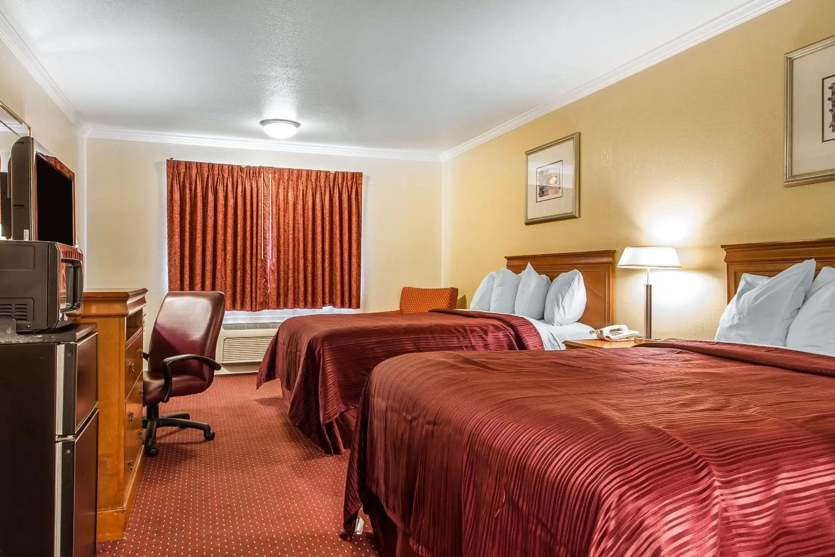 Photo of the whole room, Bed in Quality Inn & Suites Gilroy