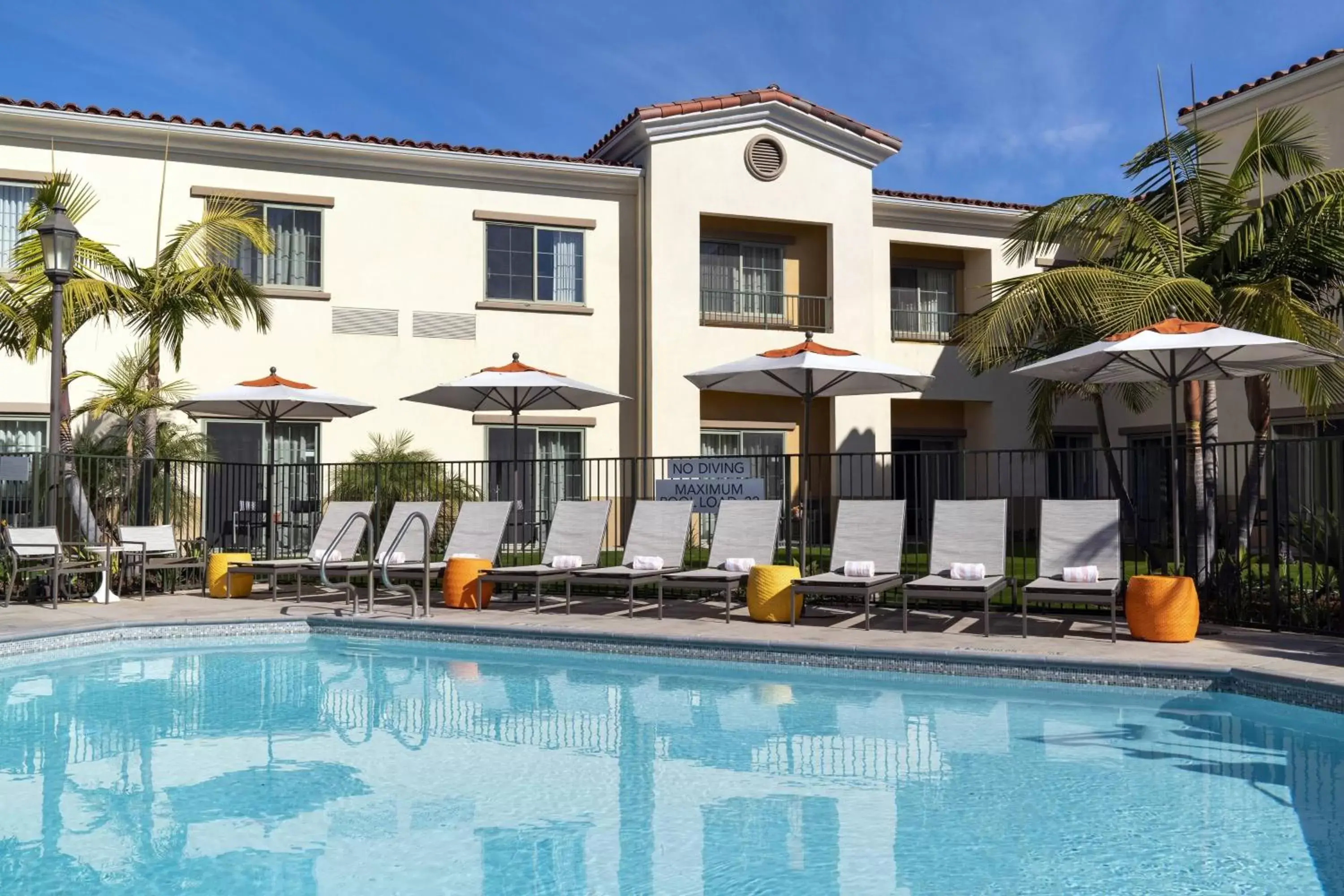 Swimming pool, Property Building in Courtyard by Marriott Santa Barbara Goleta