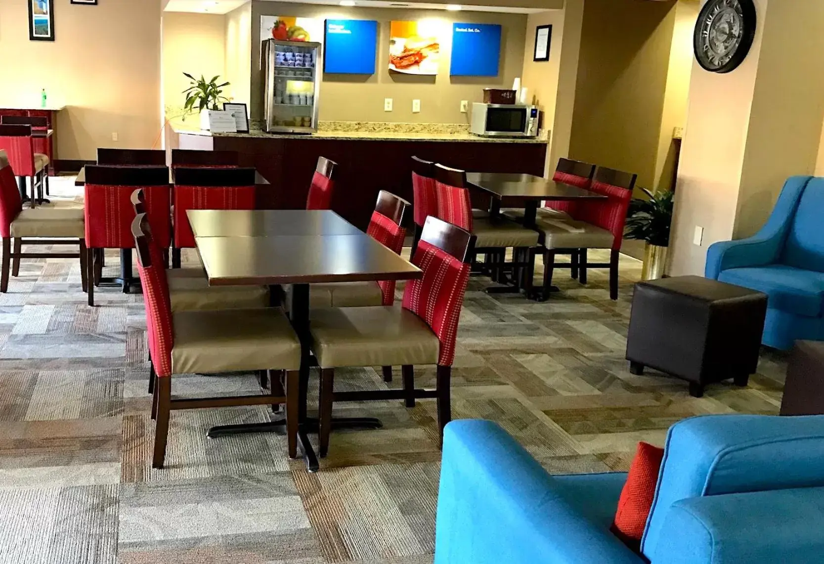Seating area, Restaurant/Places to Eat in Comfort Inn, Erie - Near Presque Isle