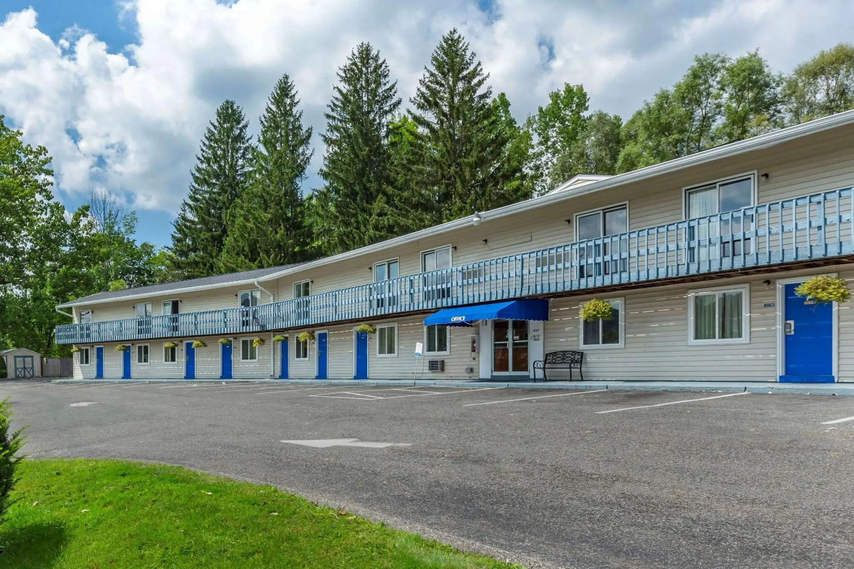 Property Building in Econo Lodge Lee - Great Barrington