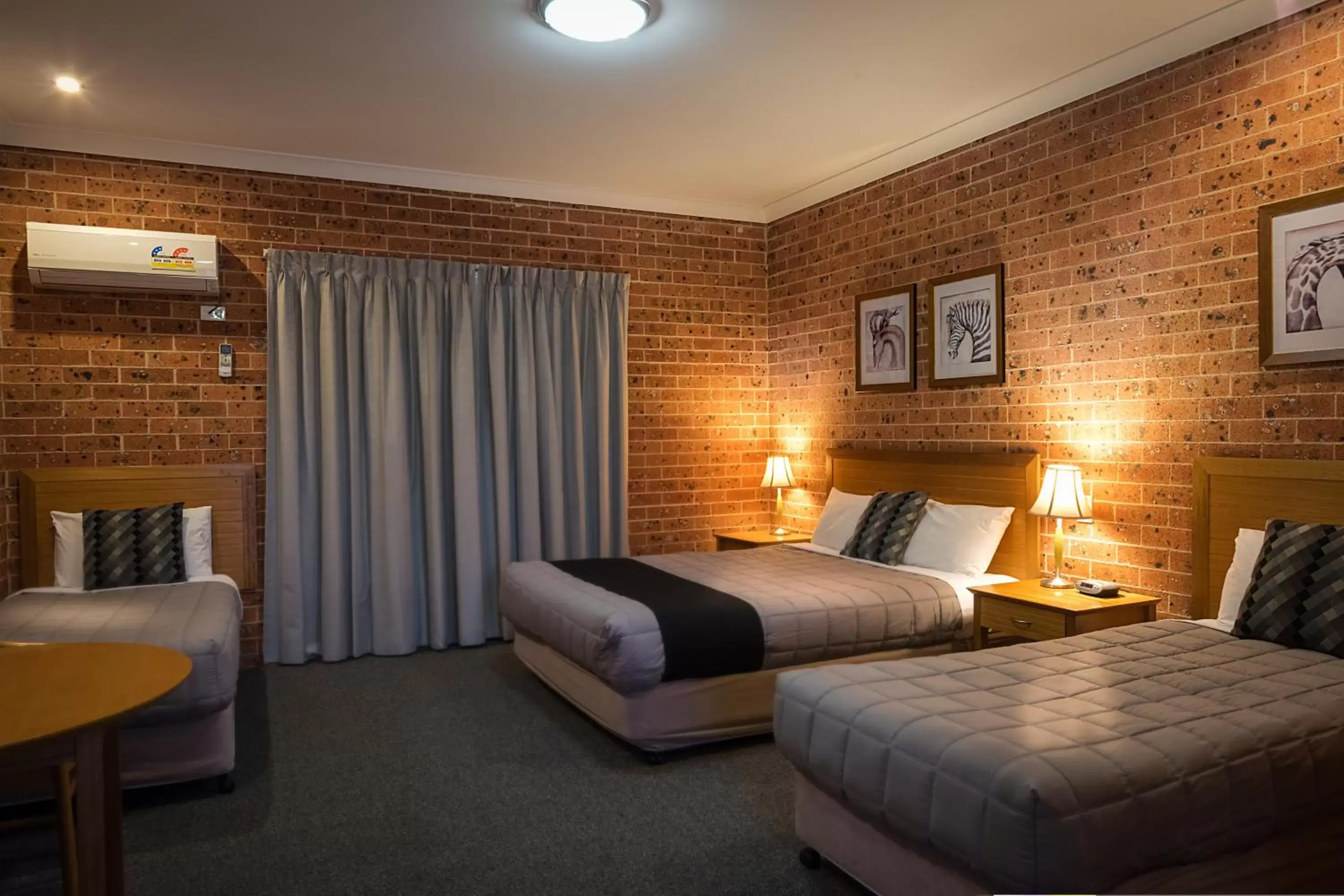 Dining area, Bed in Akuna Motor Inn and Apartments