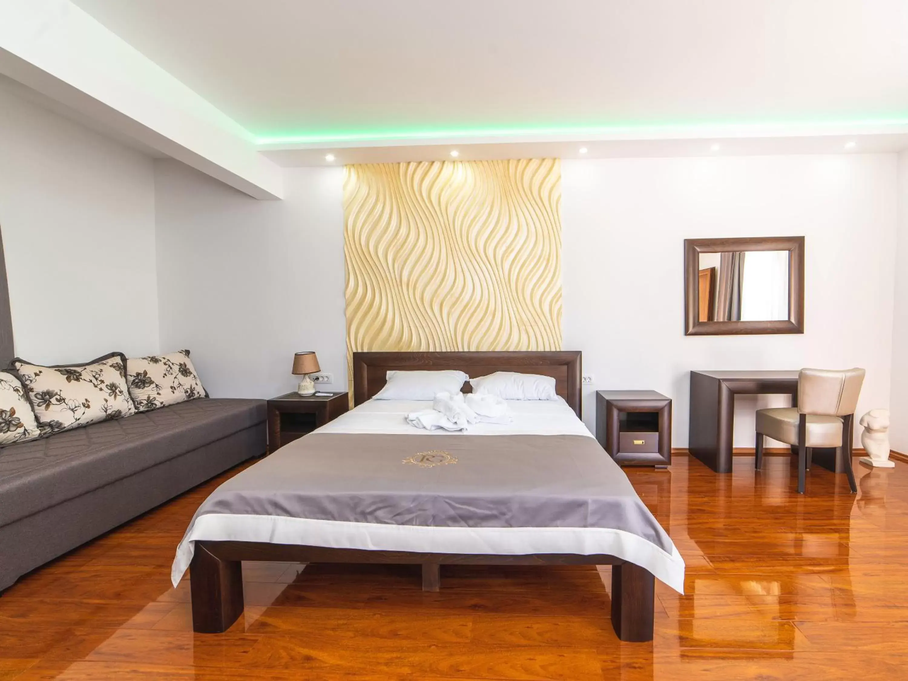 Luxury Triple Room in Hotel Royal Garden Luxury Triple Room in Hotel Royal Garden