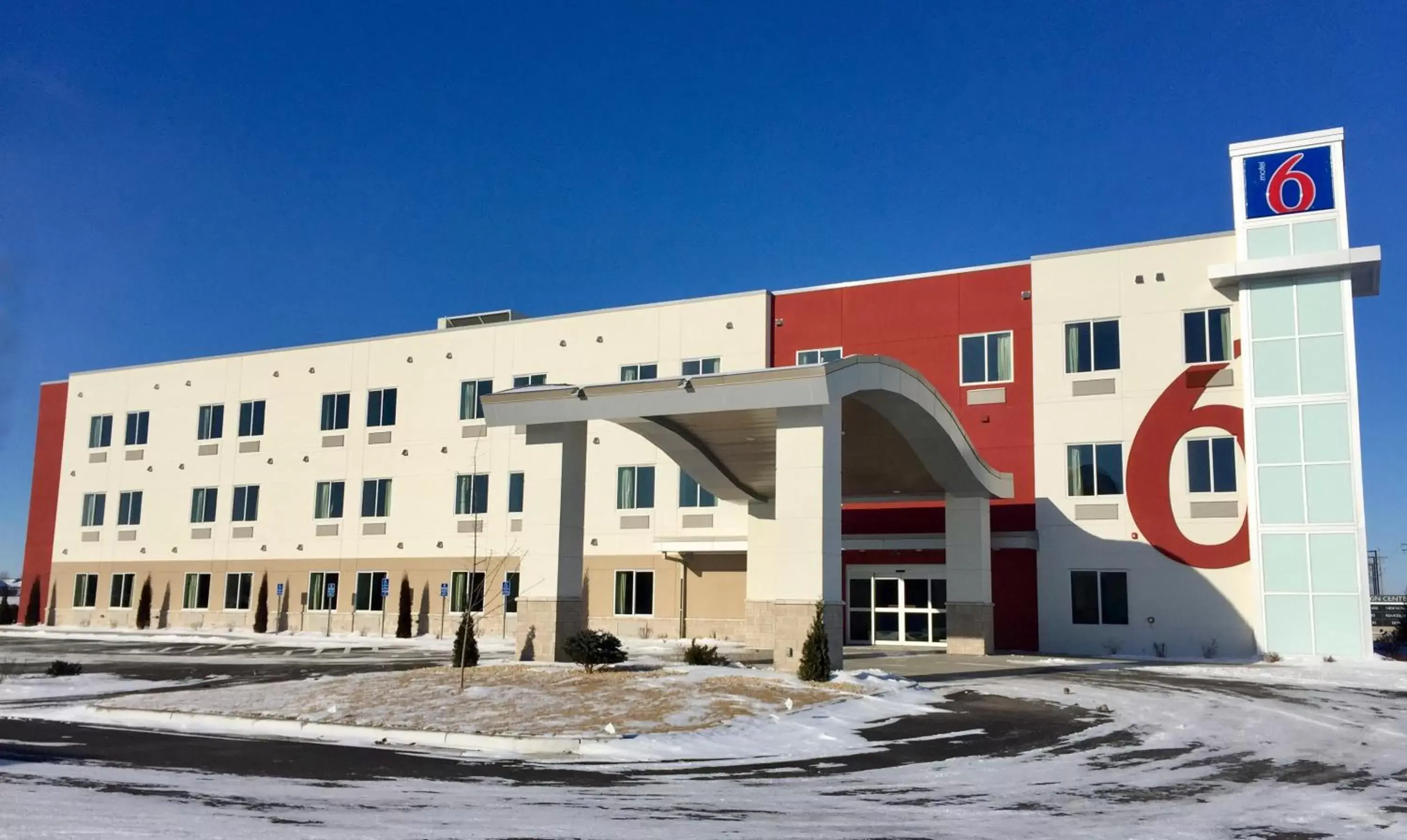 Facade/entrance, Property Building in Motel 6-Mankato, MN