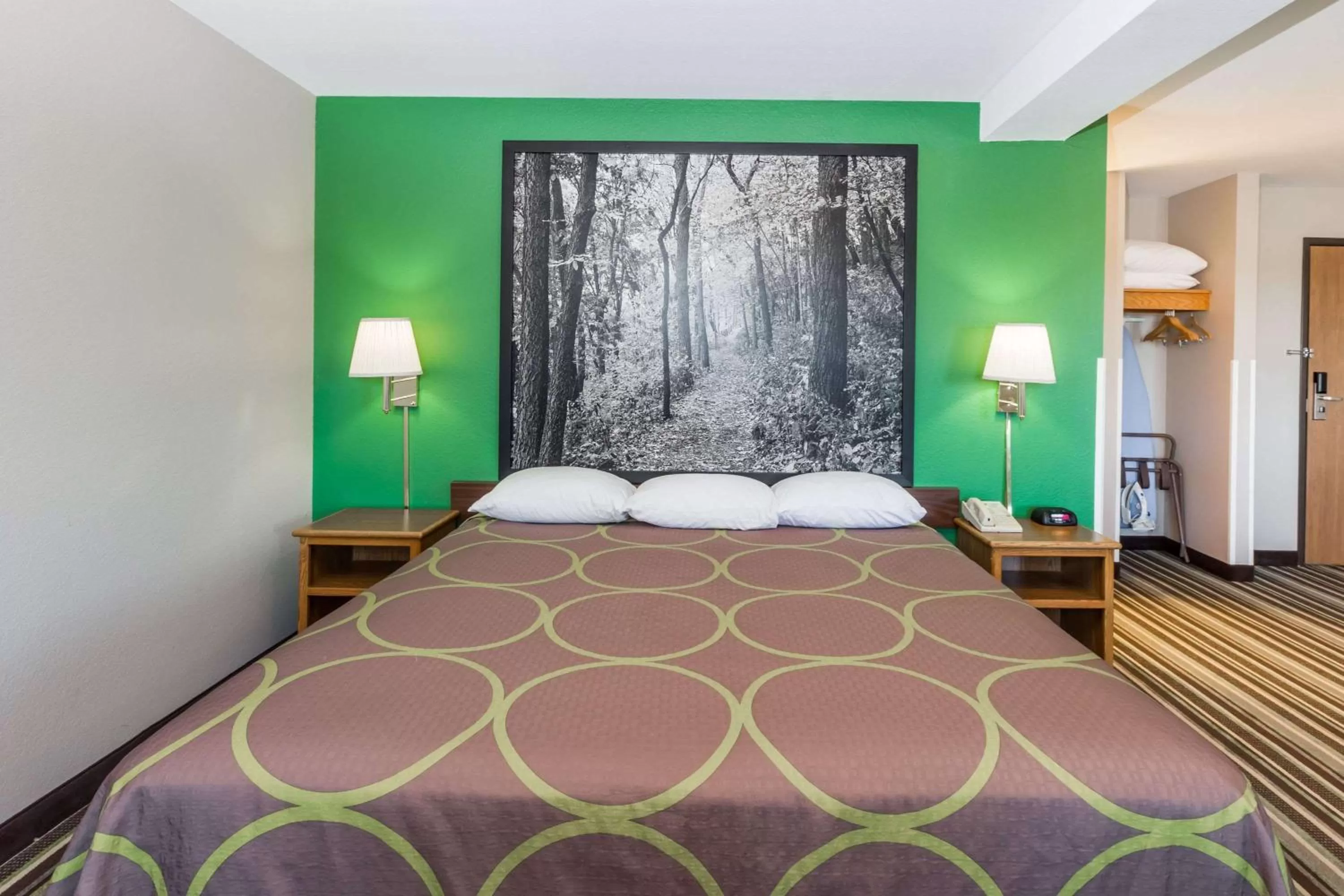 Photo of the whole room, Bed in Super 8 by Wyndham Sioux City South