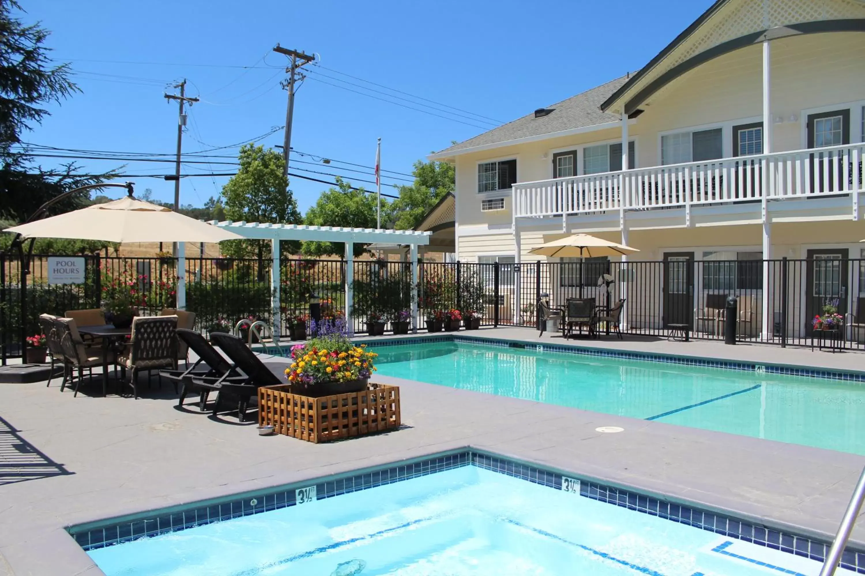 Hot Tub, Swimming Pool in Geyserville Inn